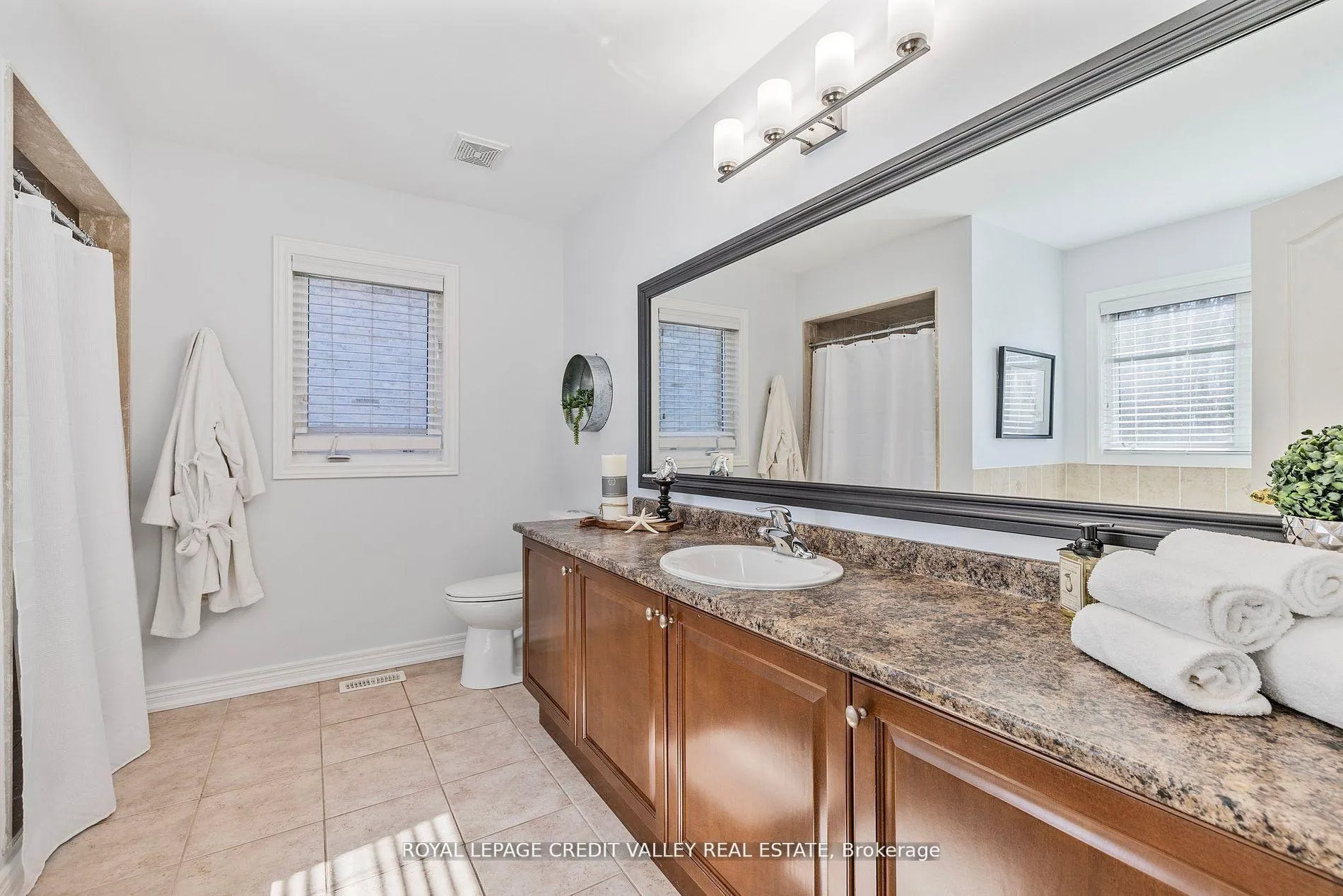 Photo 37 of 14 Larande Crt, Brampton, Bram West — HOMEH