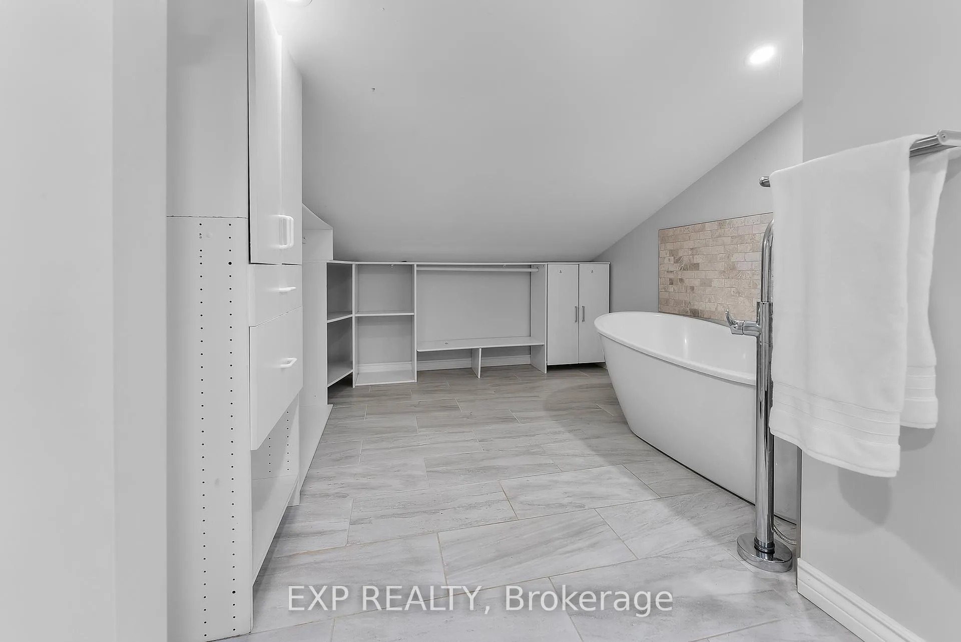 Photo 23 of 6937 Waterloo Dr, Niagara Falls, Casey — HOMEH