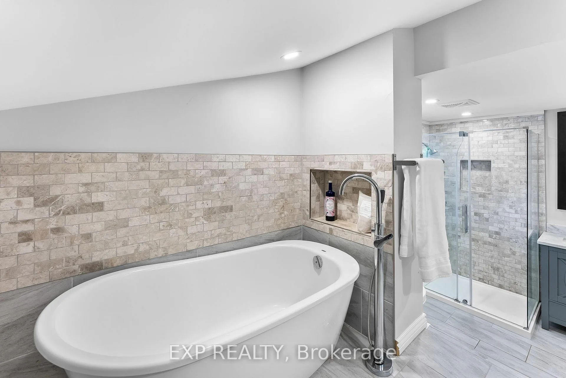 Photo 24 of 6937 Waterloo Dr, Niagara Falls, Casey — HOMEH