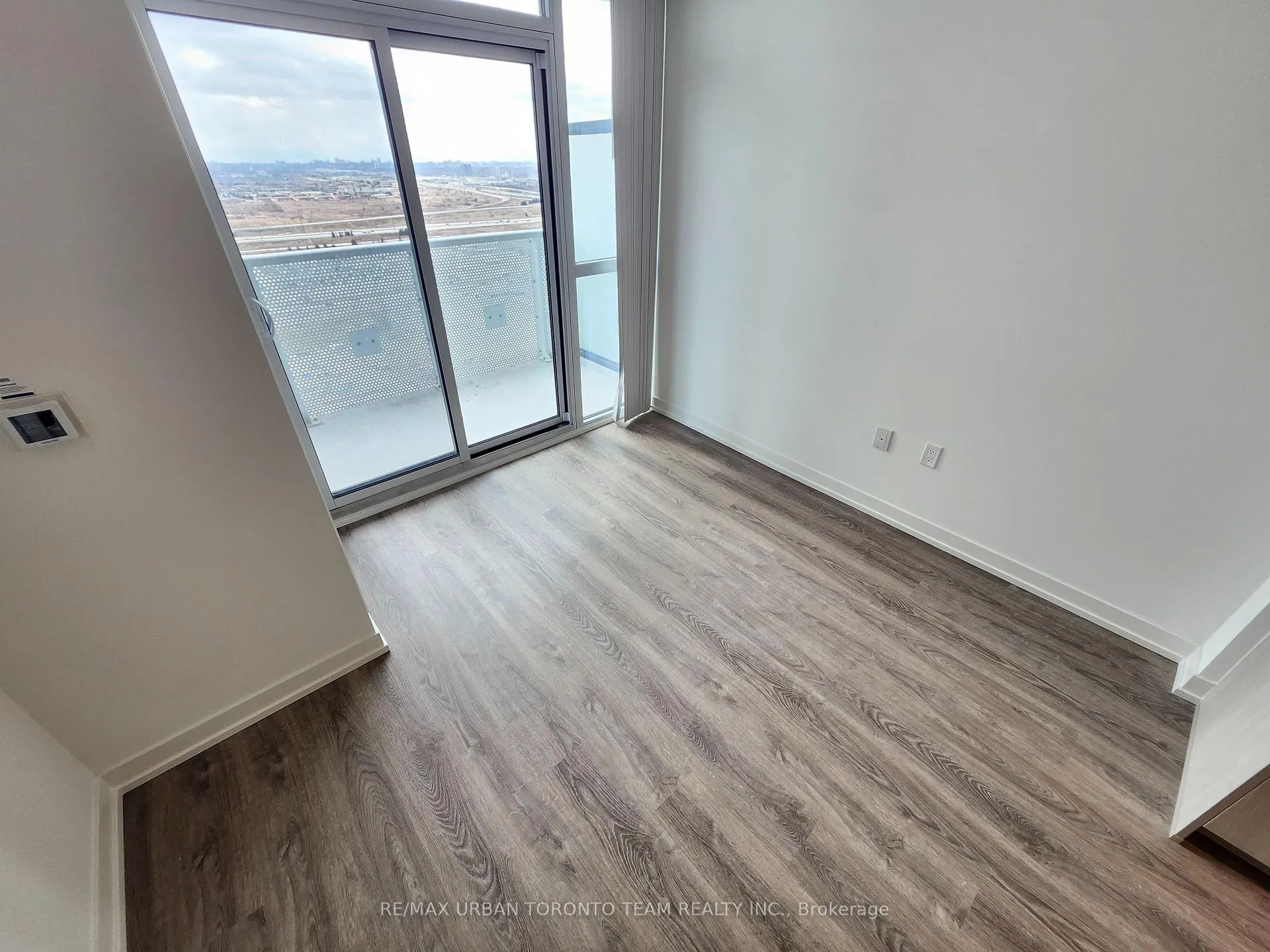 Photo 5 of Unit 3010, 8 Interchange Way, Vaughan, Vaughan Corporate Centre — HOMEH