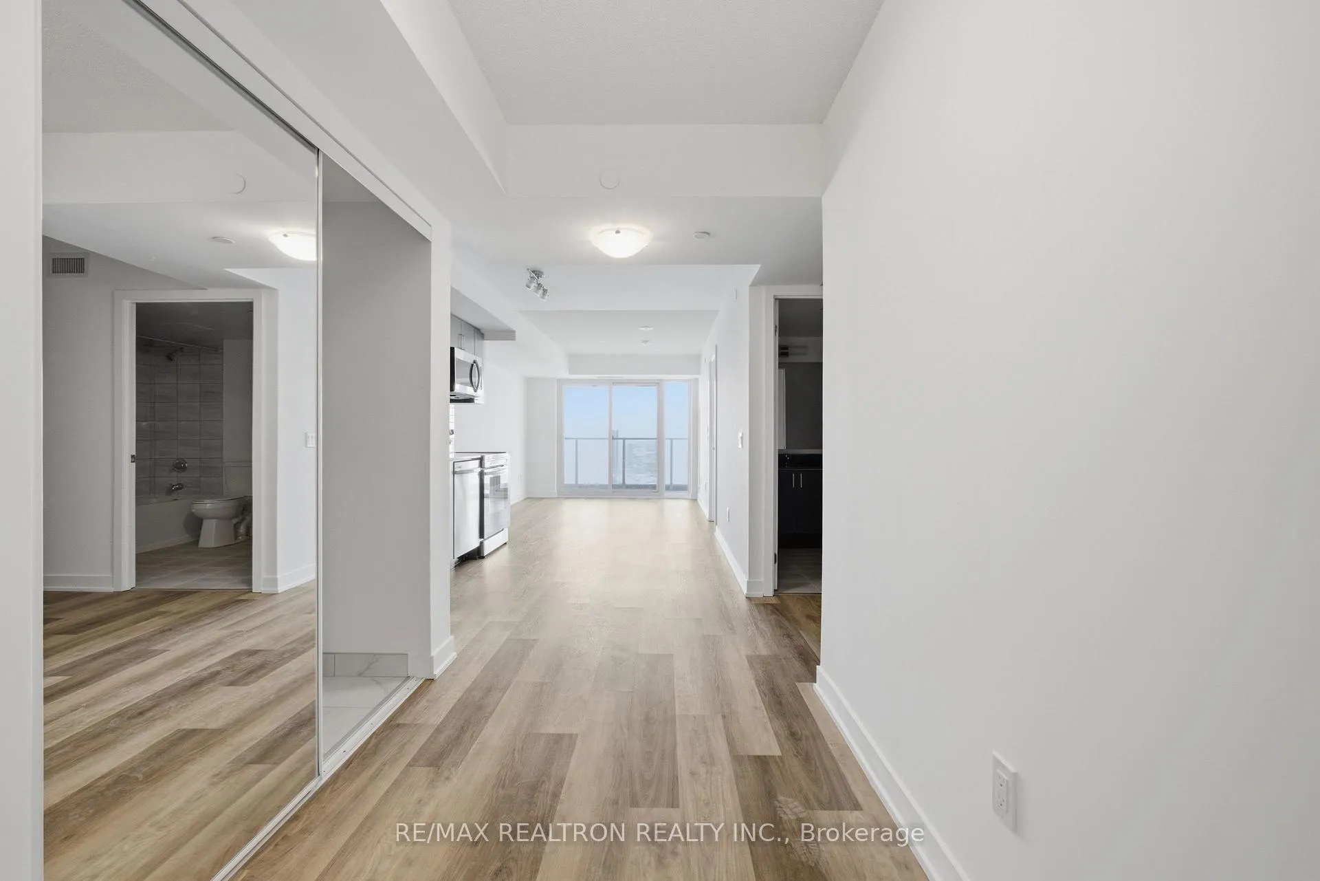 Photo 4 of Unit 2210, 1010 Sandy Beach Rd, Pickering, Bay Ridges — HOMEH