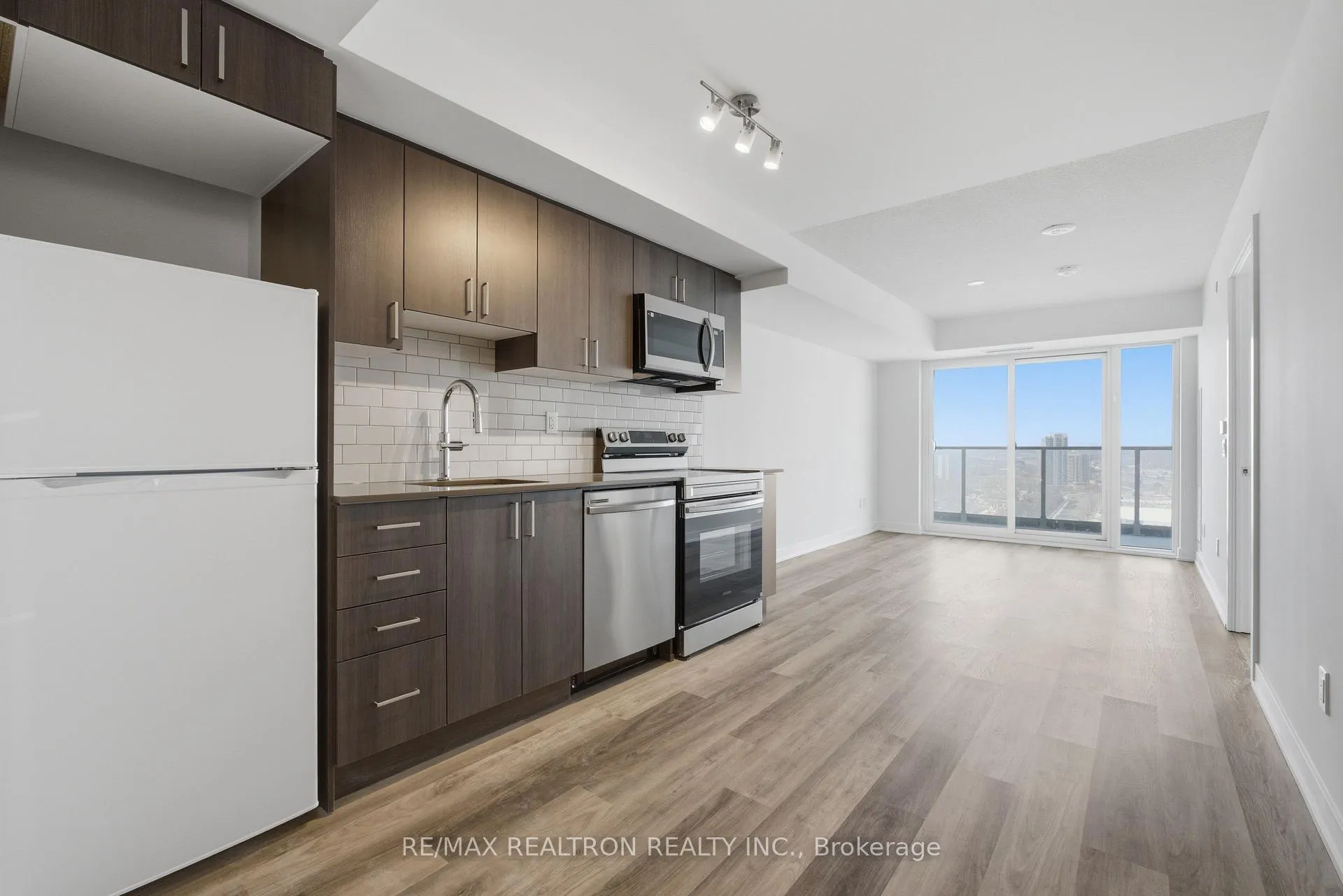 Photo 6 of Unit 2210, 1010 Sandy Beach Rd, Pickering, Bay Ridges — HOMEH