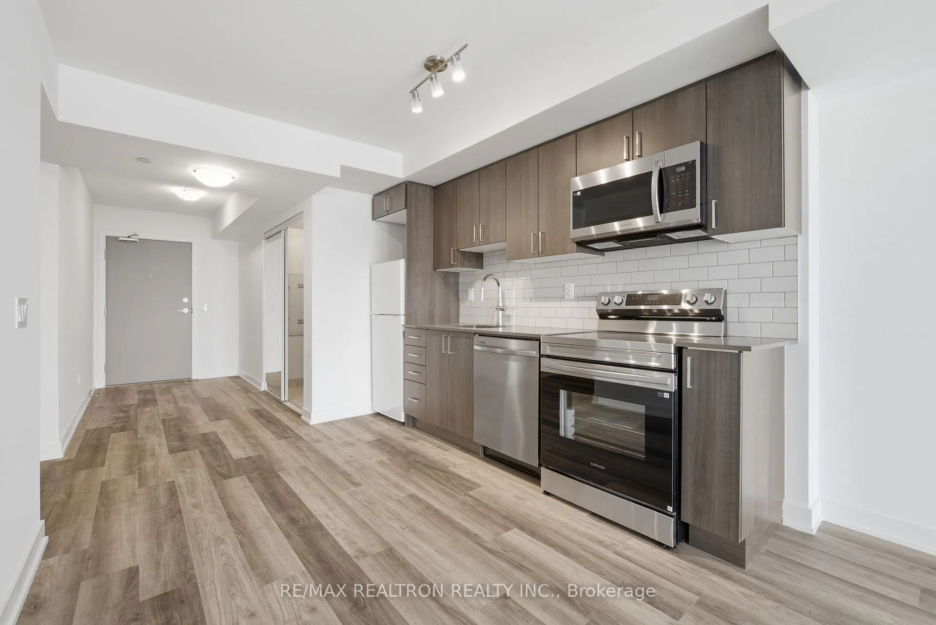 Photo 8 of Unit 2210, 1010 Sandy Beach Rd, Pickering, Bay Ridges — HOMEH