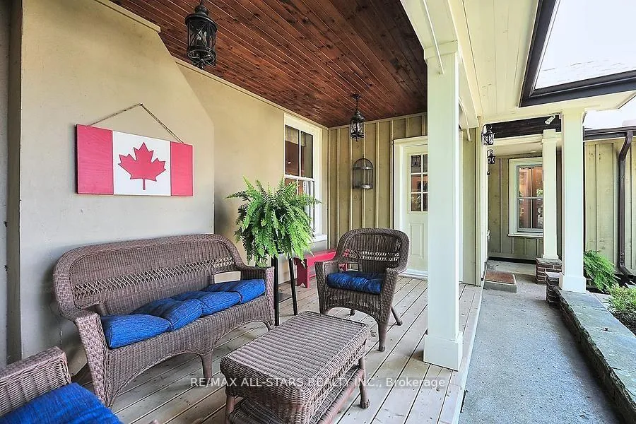 Photo 3 of 60 Meadowbrook Lane, Markham, Unionville — HOMEH