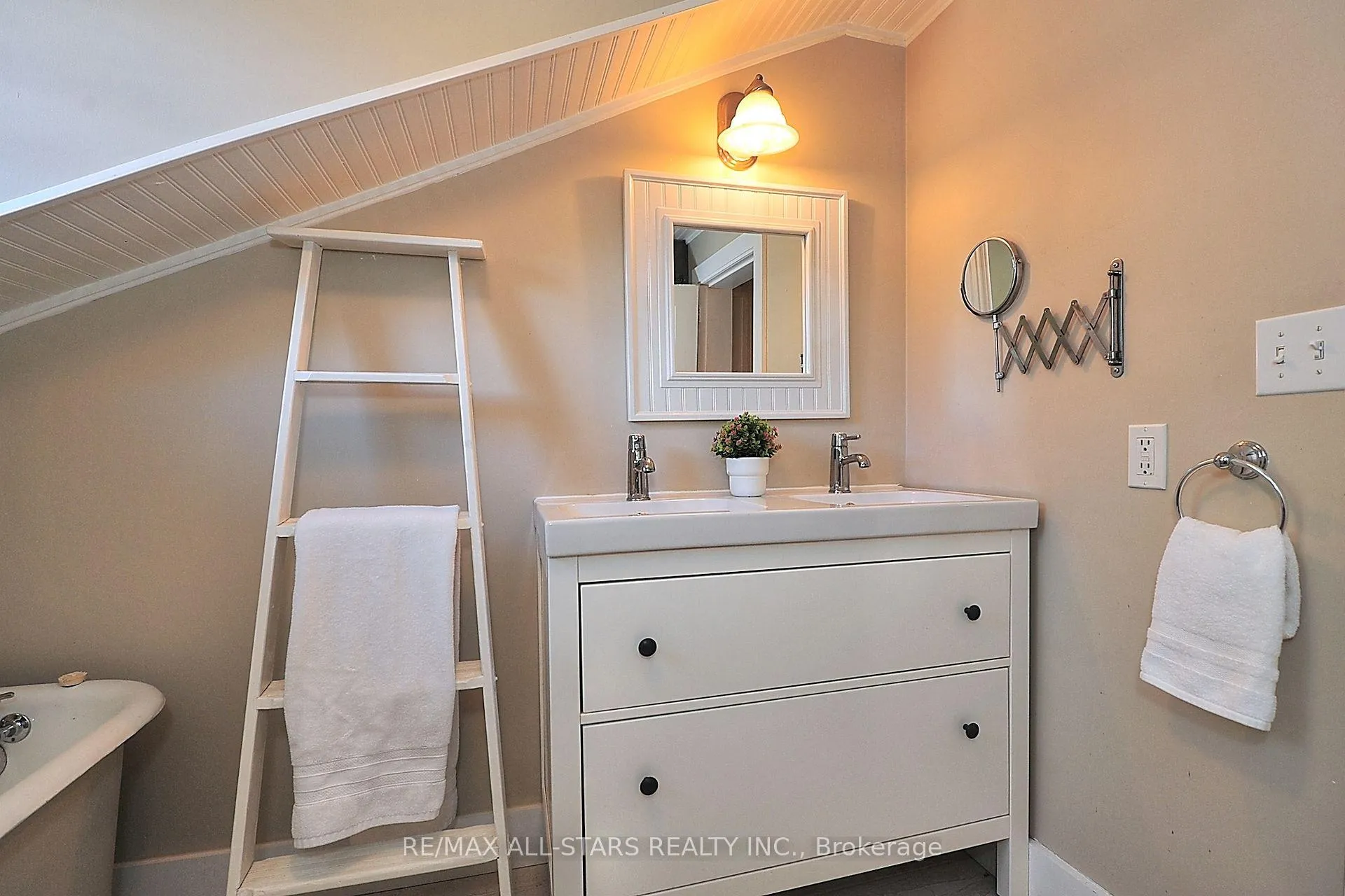 Photo 16 of 60 Meadowbrook Lane, Markham, Unionville — HOMEH