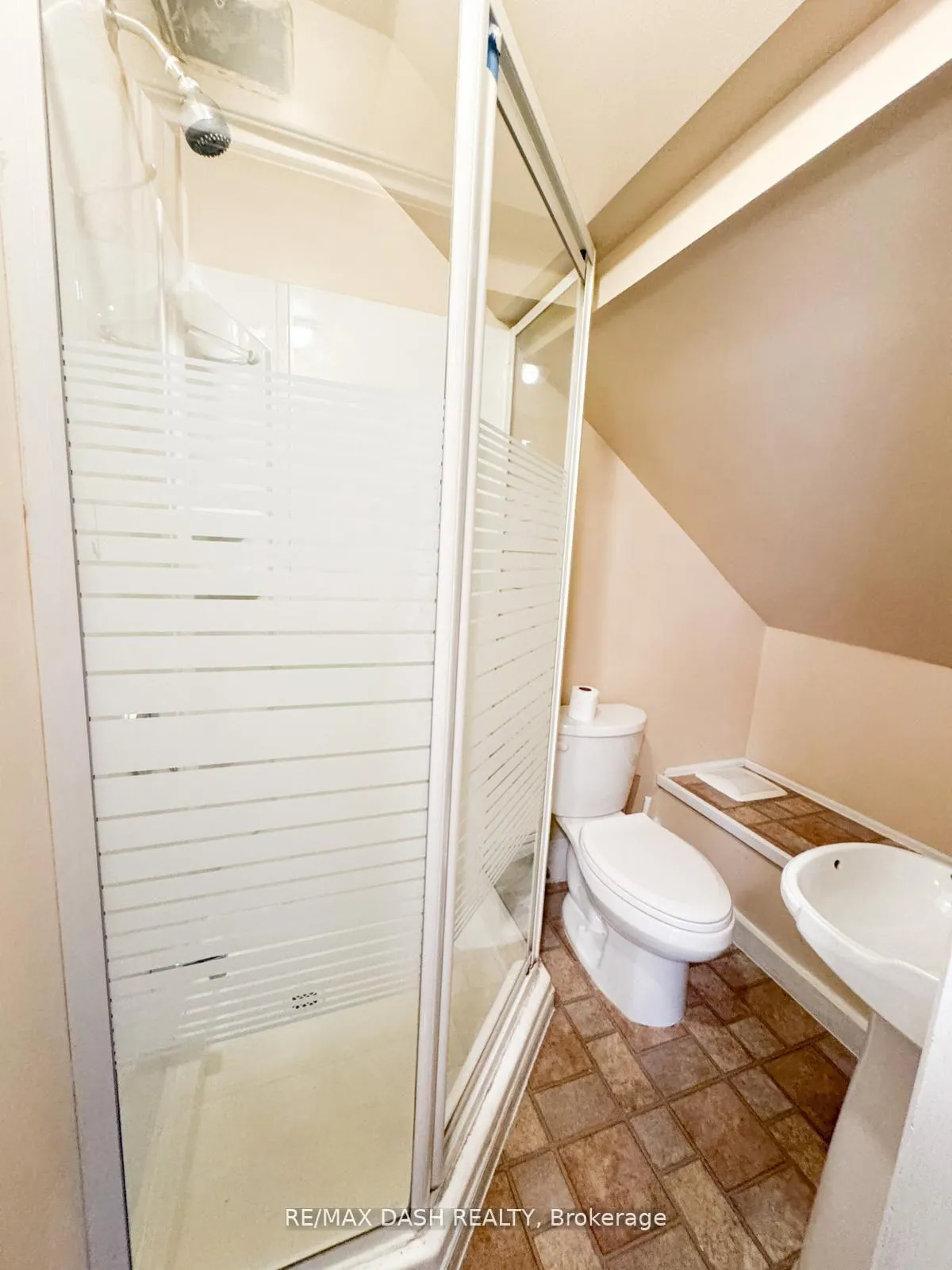 Photo 8 of Unit main-floor, 1529 Queen St E, Toronto, Greenwood-Coxwell — HOMEH