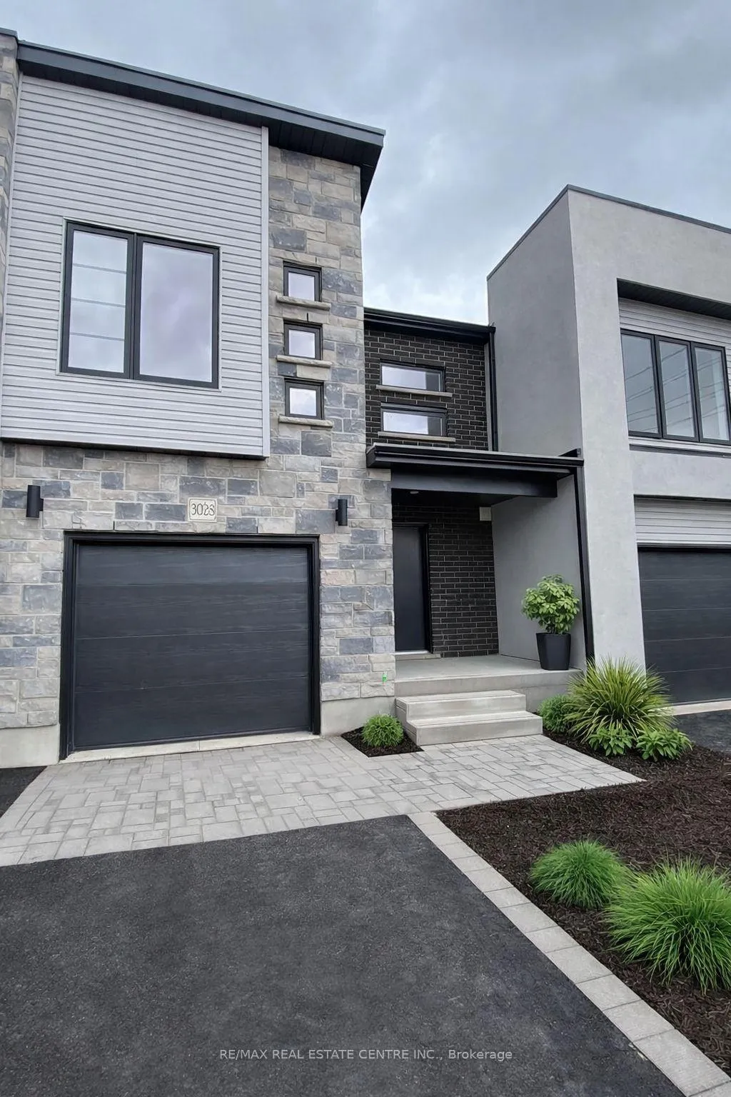 Front of 2986 Turner Cres