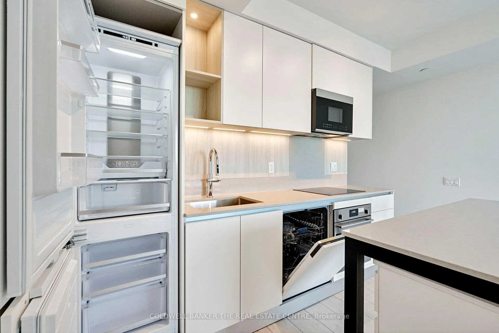Photo 7 of Unit Unit #1302, 39 Mary St, Barrie, City Centre — HOMEH