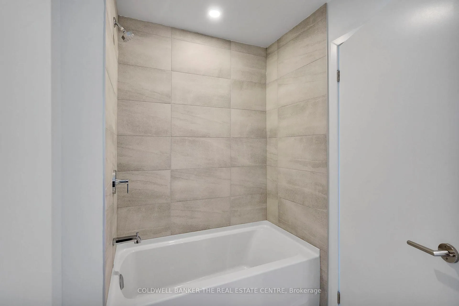 Photo 8 of Unit Unit #1302, 39 Mary St, Barrie, City Centre — HOMEH