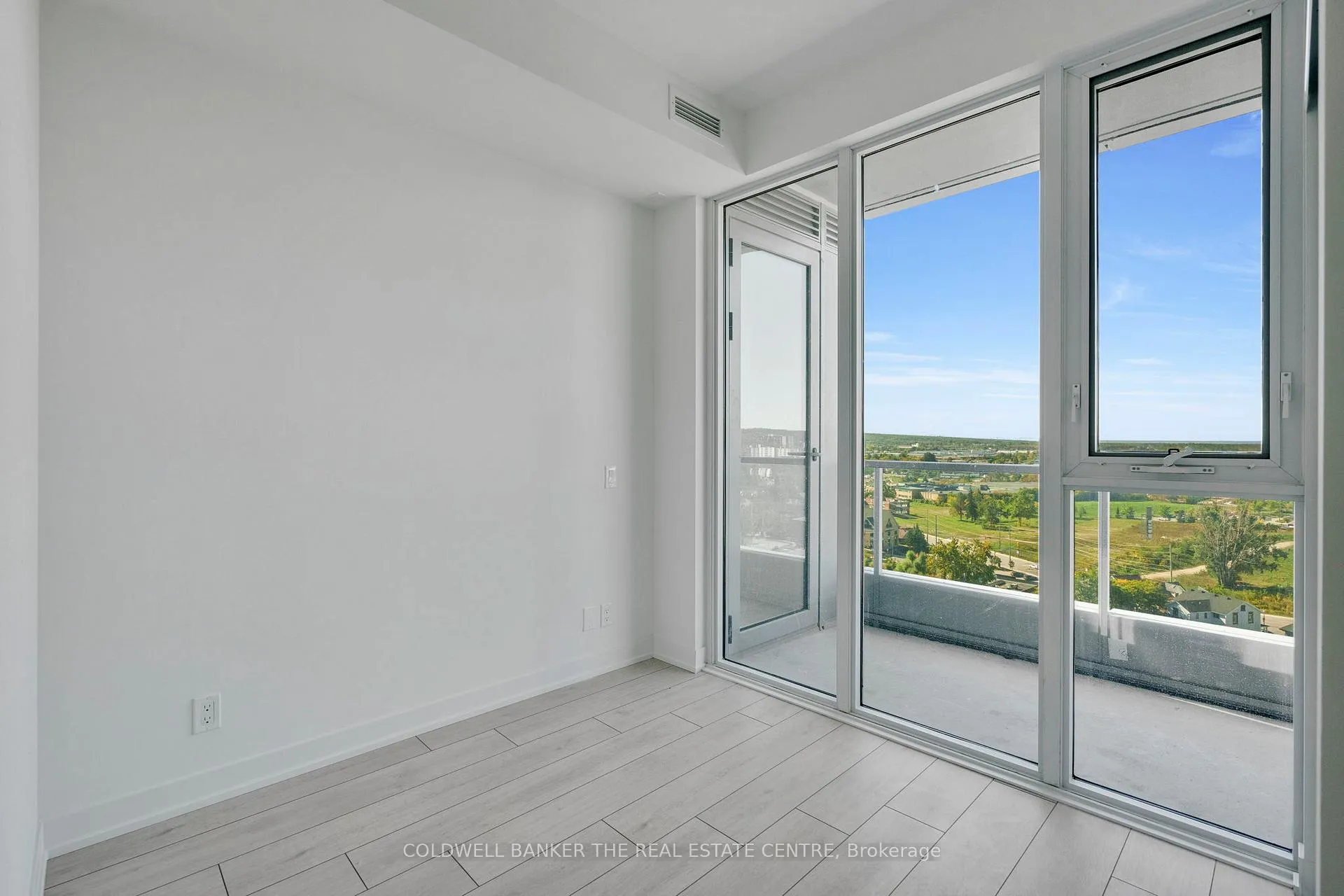 Photo 9 of Unit Unit #1302, 39 Mary St, Barrie, City Centre — HOMEH