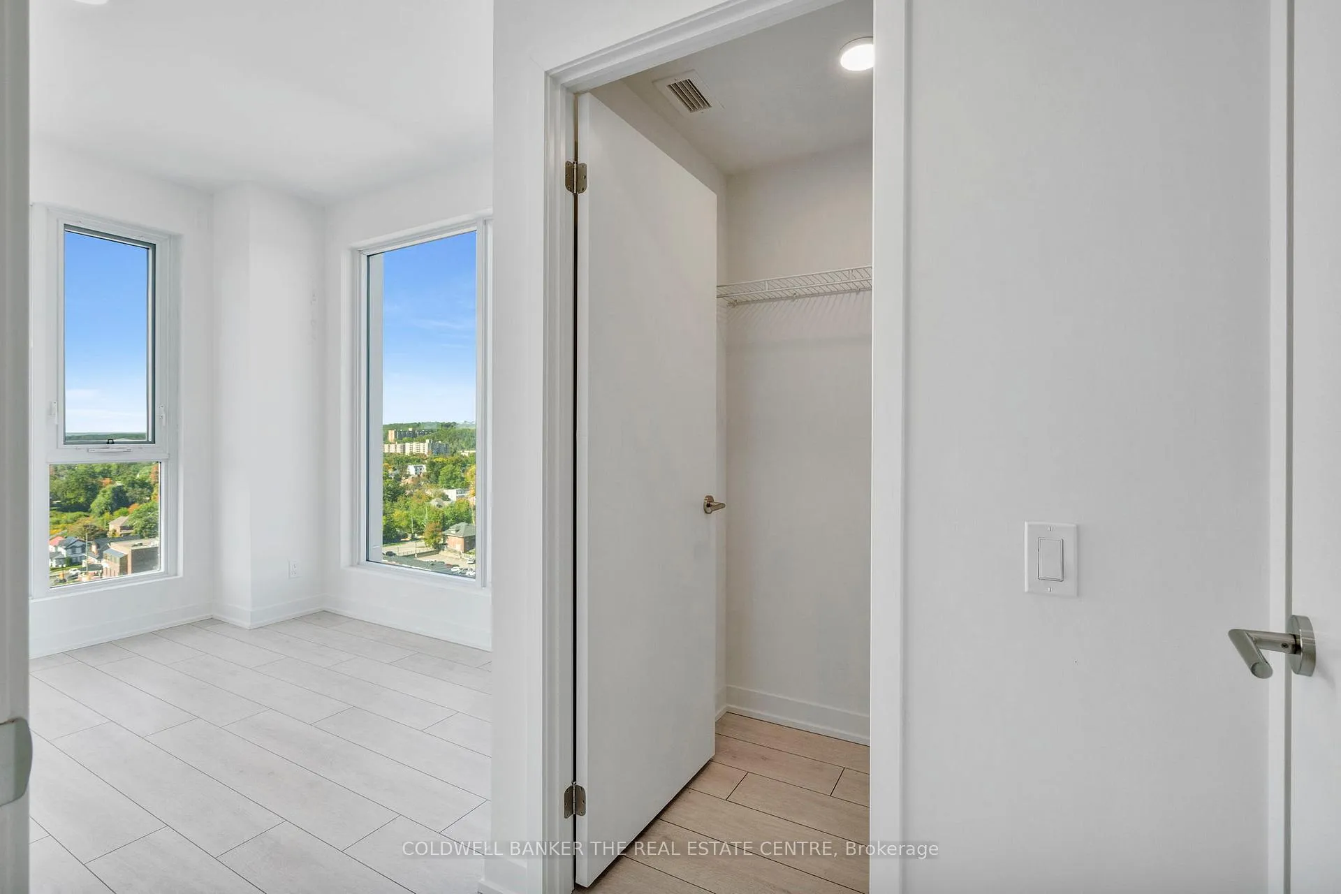 Photo 11 of Unit Unit #1302, 39 Mary St, Barrie, City Centre — HOMEH