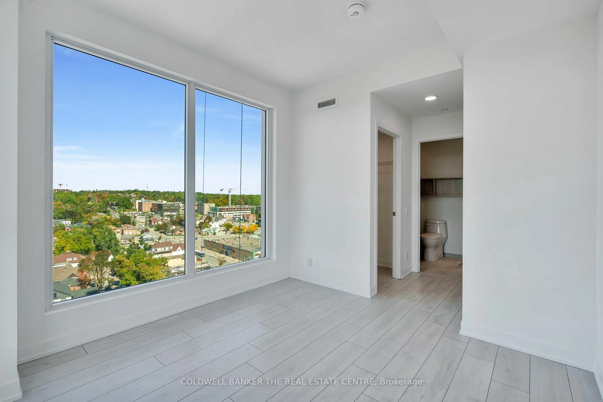 Photo 13 of Unit Unit #1302, 39 Mary St, Barrie, City Centre — HOMEH