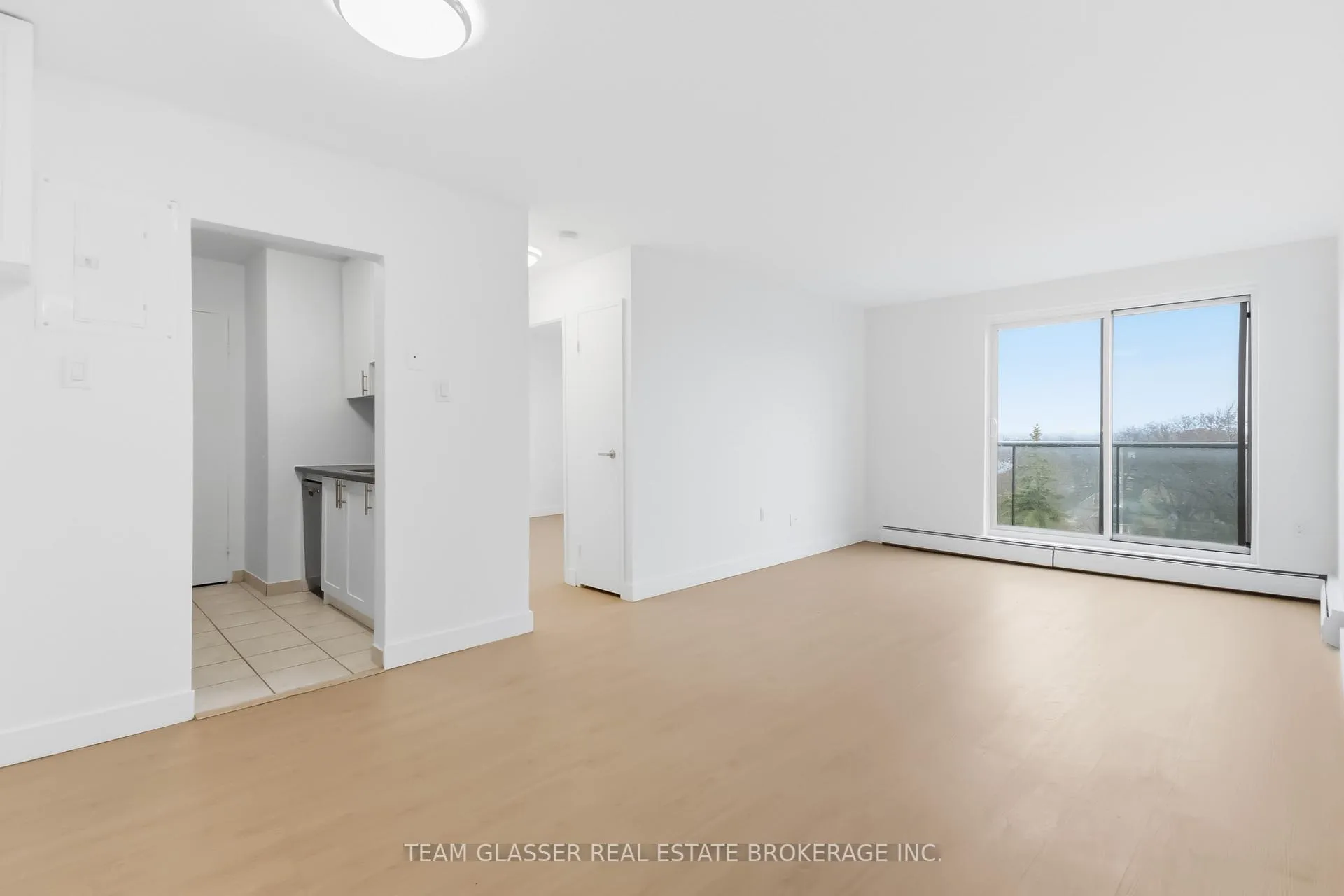 Photo 3 of Unit 906, 498 Queens Ave, London, East F — HOMEH