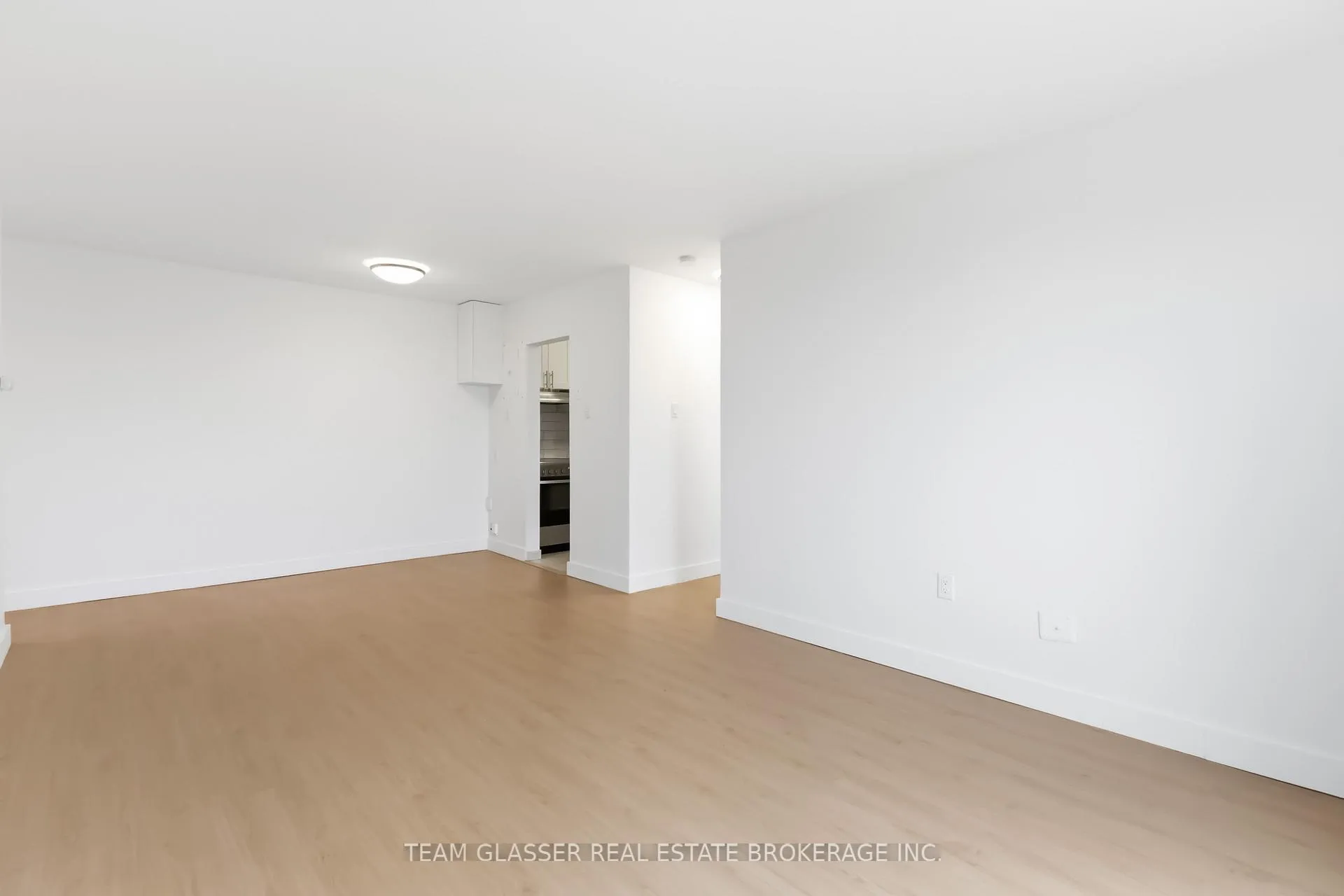 Photo 6 of Unit 906, 498 Queens Ave, London, East F — HOMEH