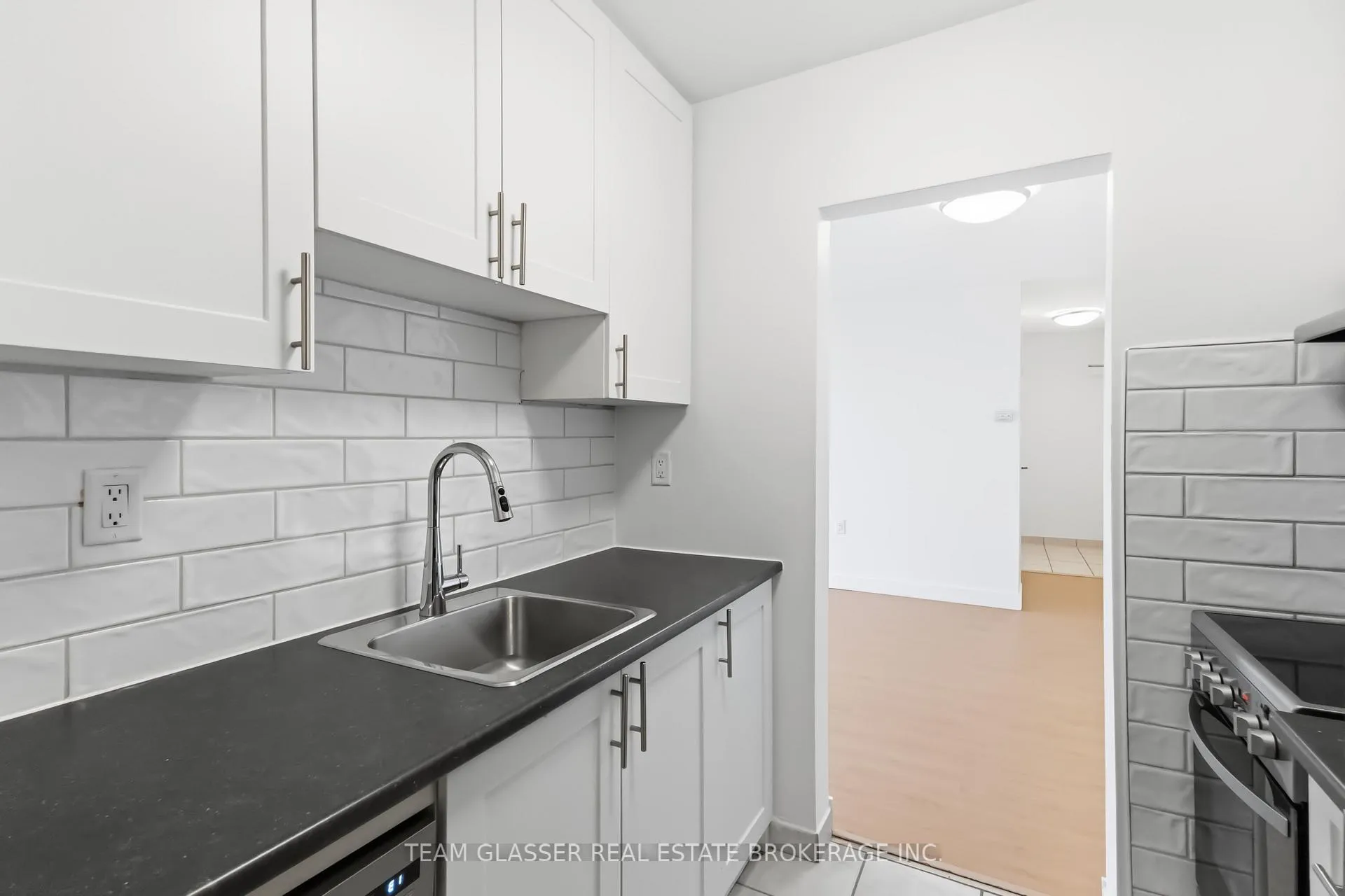 Photo 8 of Unit 906, 498 Queens Ave, London, East F — HOMEH