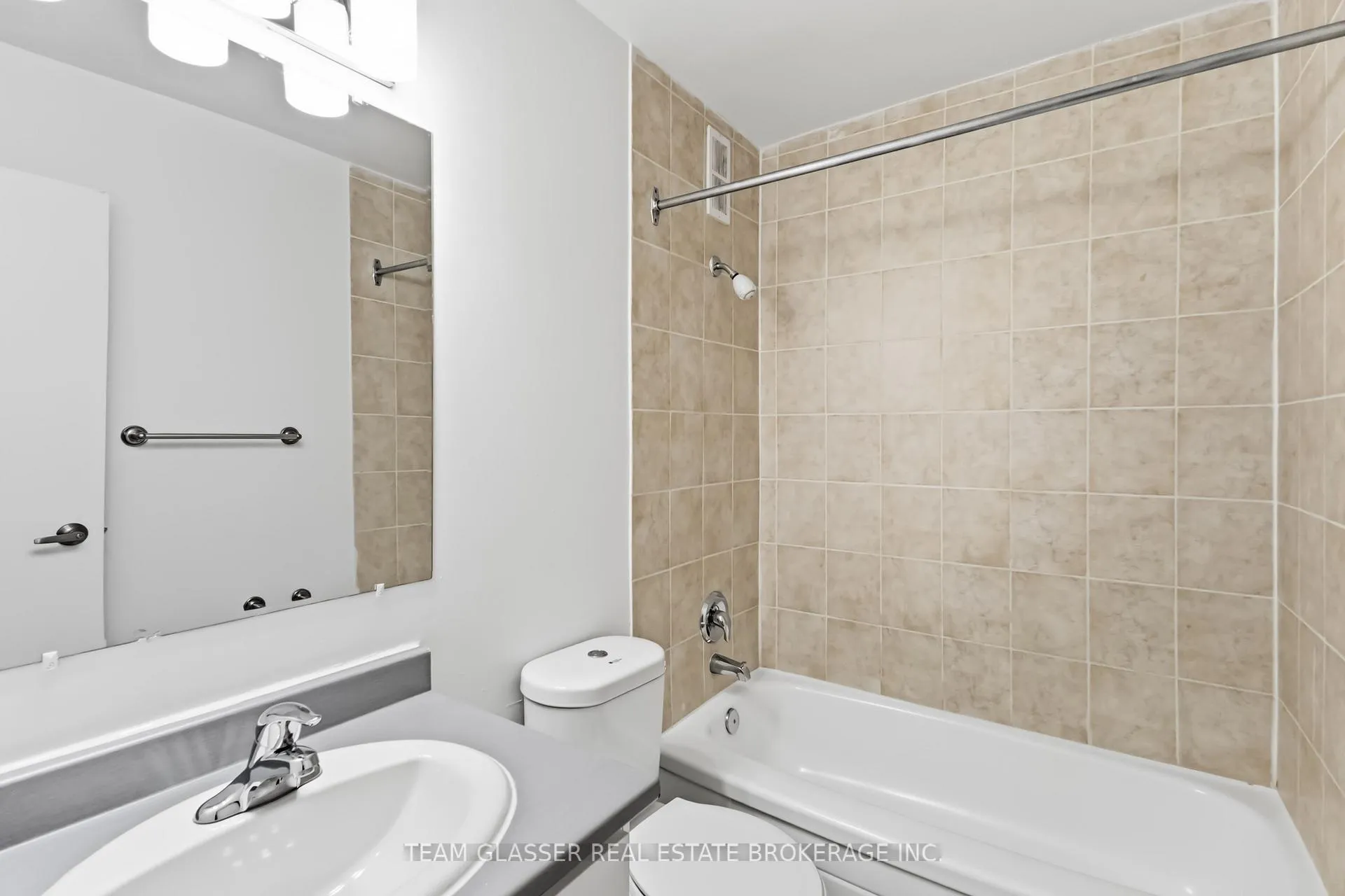 Photo 10 of Unit 906, 498 Queens Ave, London, East F — HOMEH