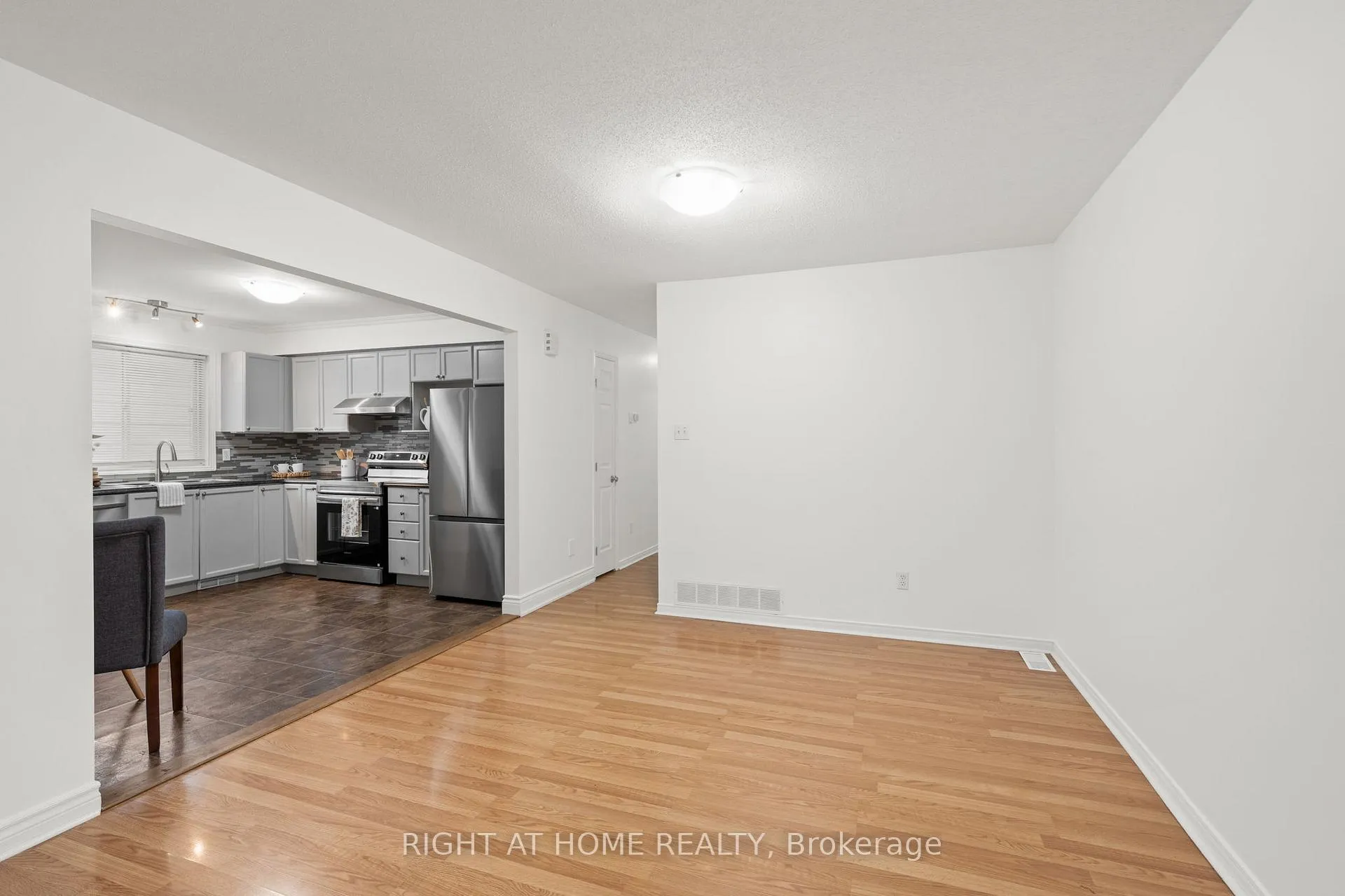 Photo 11 of 35 Montana Way, Ottawa, Barrhaven - Longfields — HOMEH