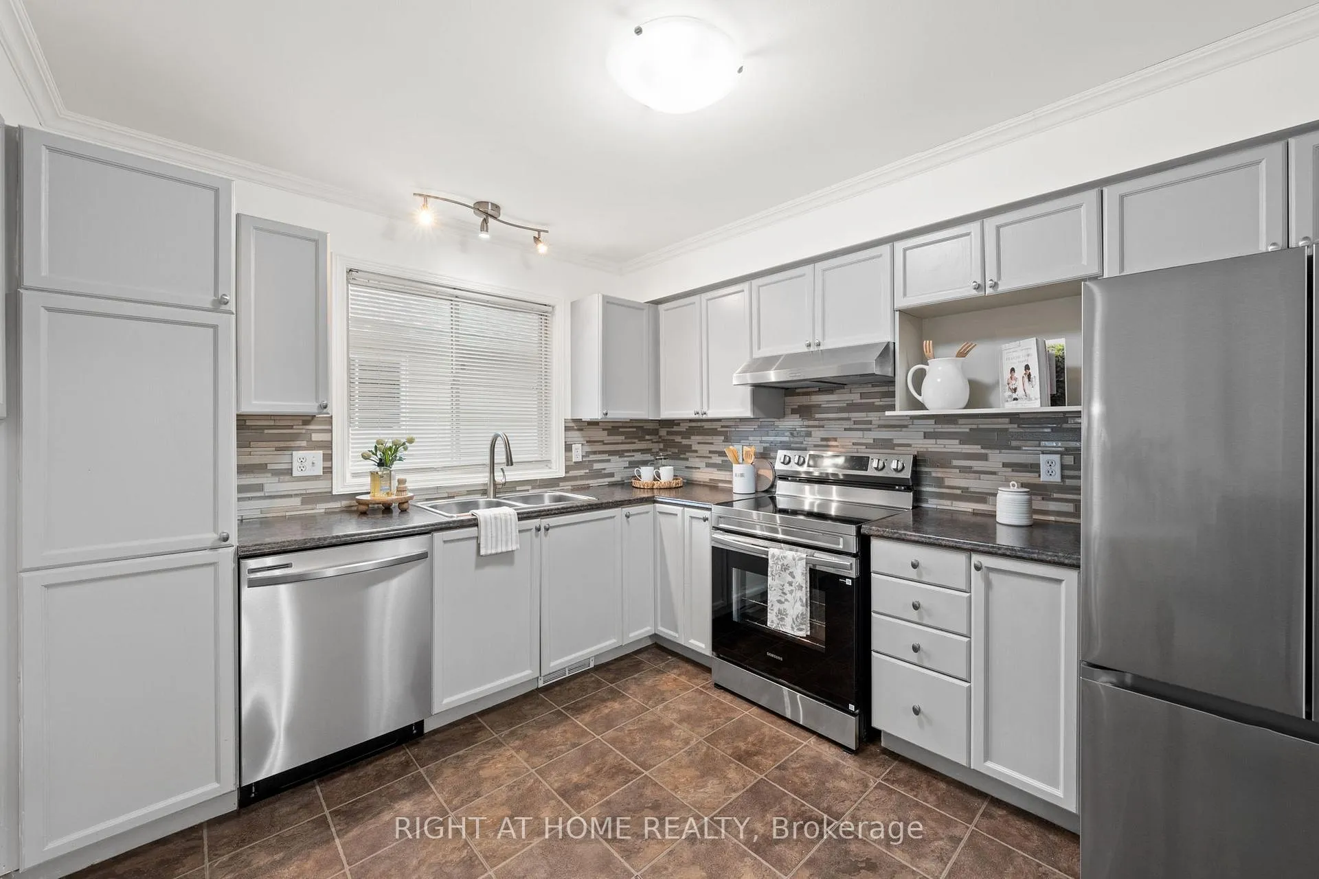 Photo 12 of 35 Montana Way, Ottawa, Barrhaven - Longfields — HOMEH