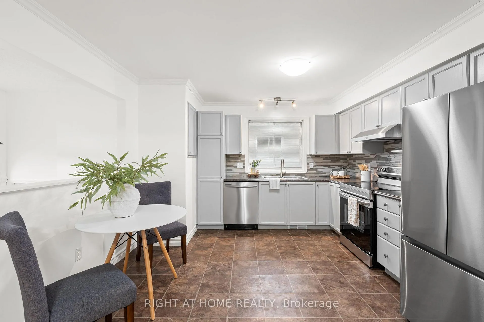 Photo 13 of 35 Montana Way, Ottawa, Barrhaven - Longfields — HOMEH