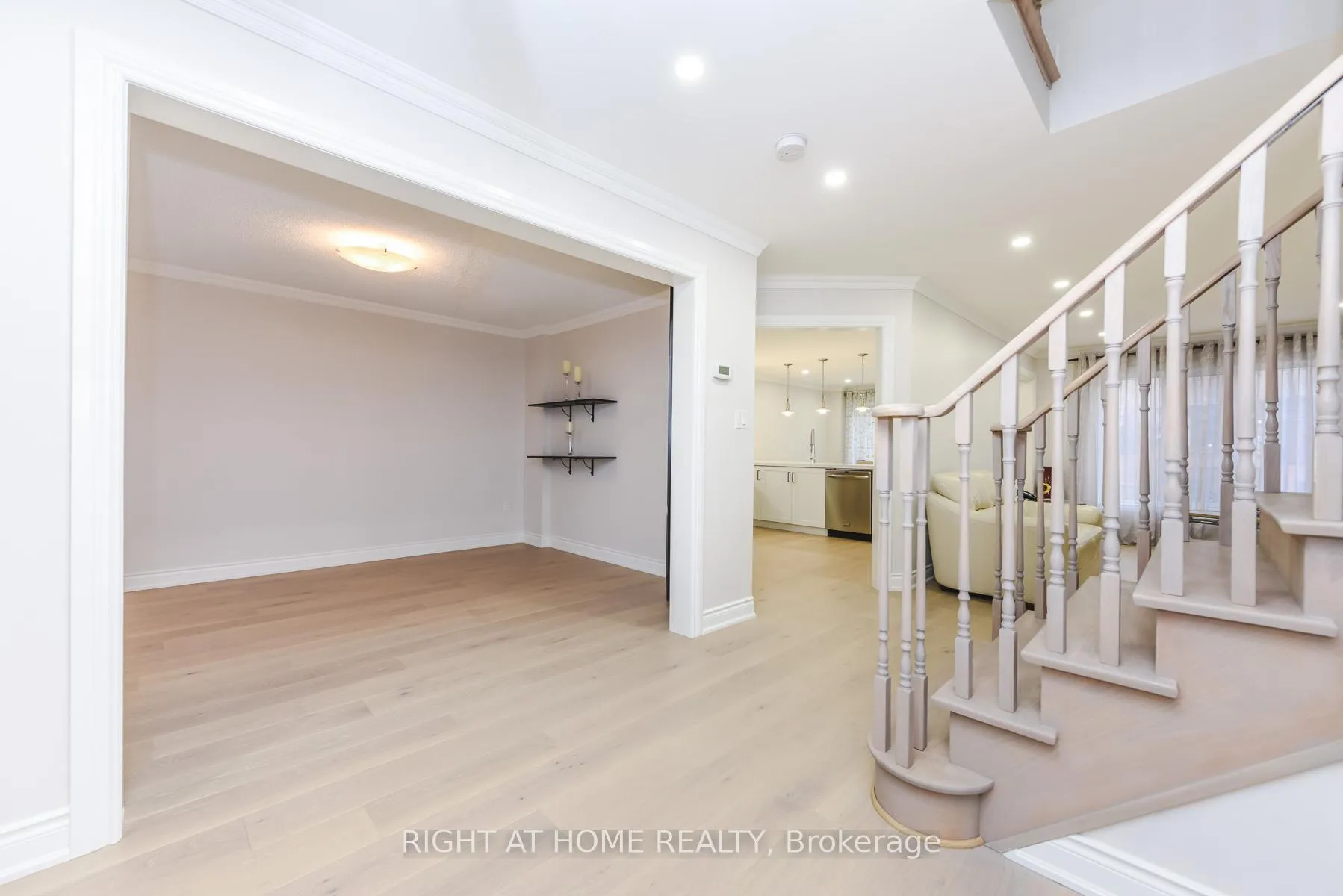 Photo 4 of 105 Panorama Crescent, Vaughan, Elder Mills — HOMEH