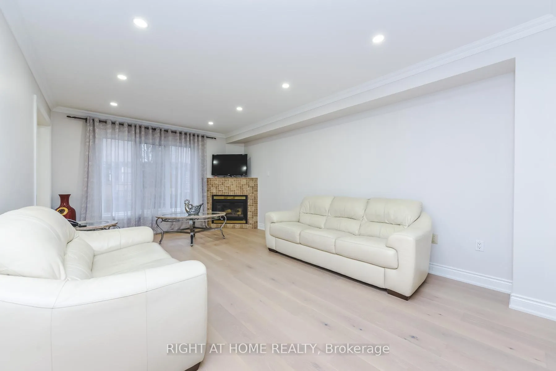 Photo 7 of 105 Panorama Crescent, Vaughan, Elder Mills — HOMEH