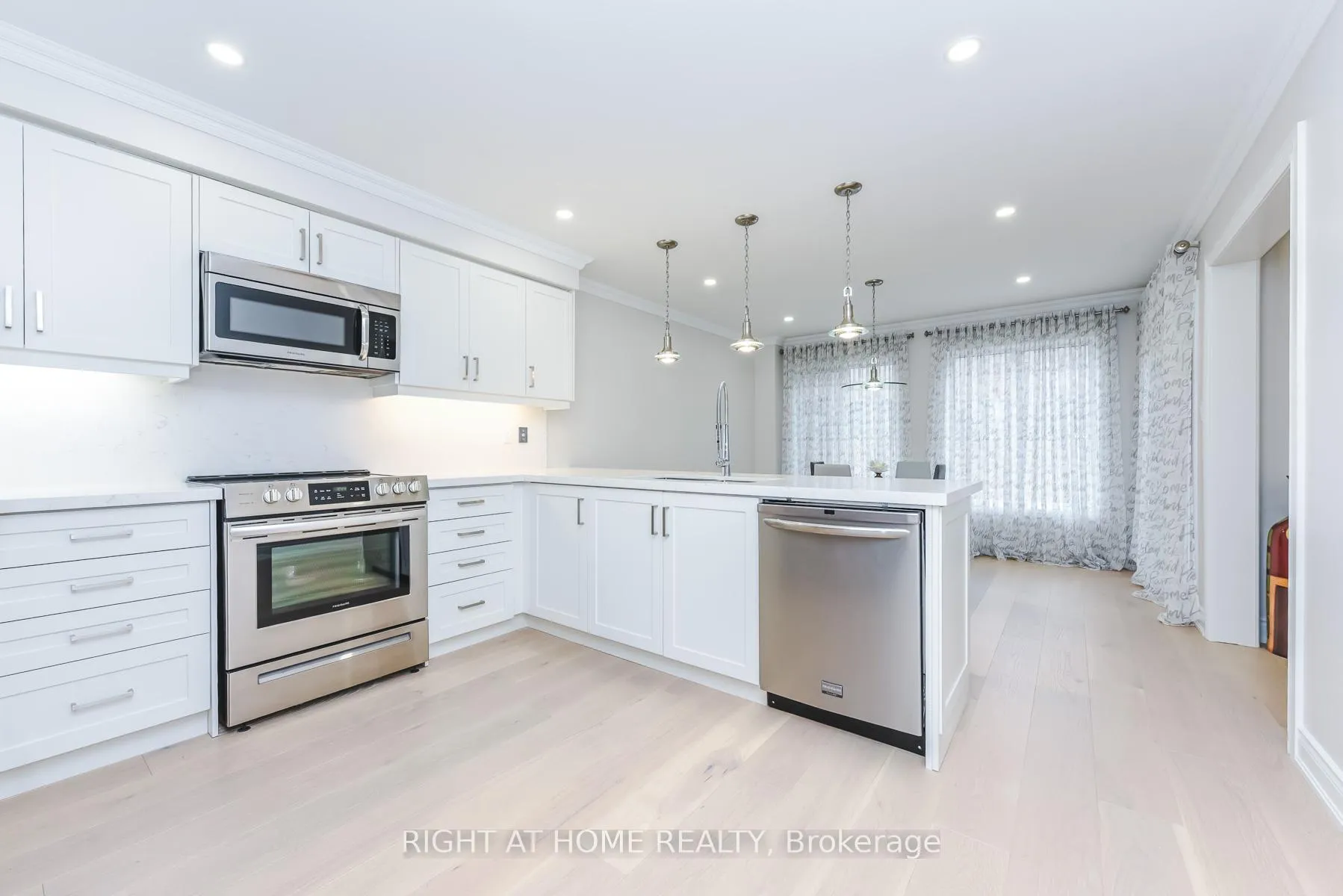 Photo 9 of 105 Panorama Crescent, Vaughan, Elder Mills — HOMEH