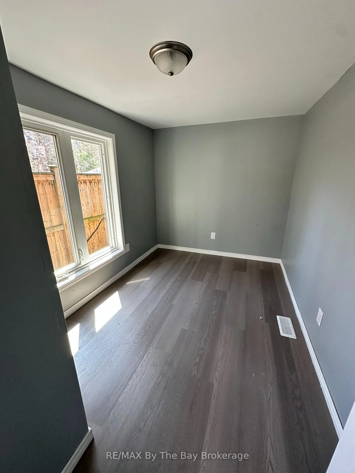 Photo 5 of 86 30th Street N, Wasaga Beach — HOMEH