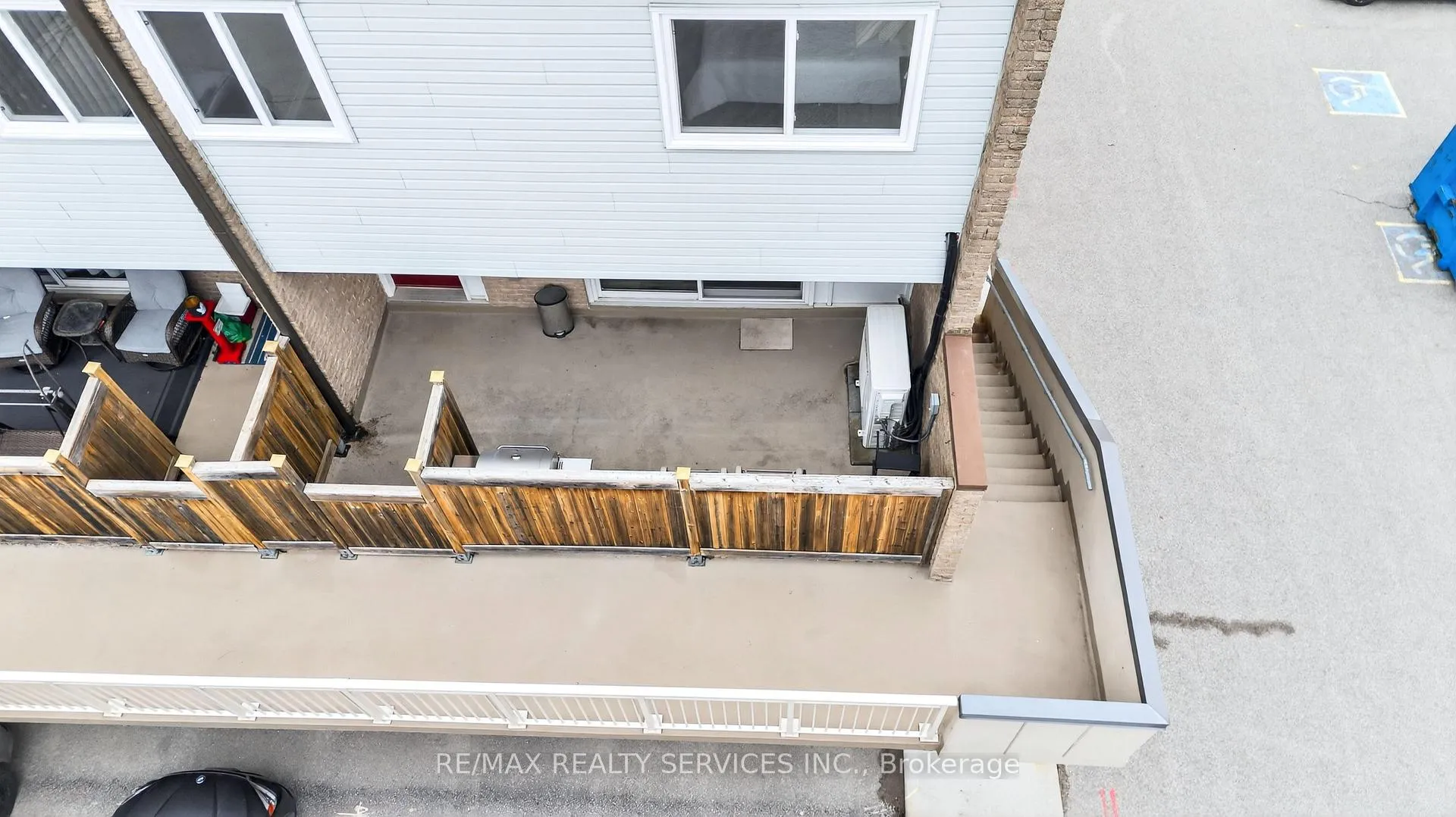 Photo 5 of 179 Milestone Crescent, Aurora, Aurora Village — HOMEH