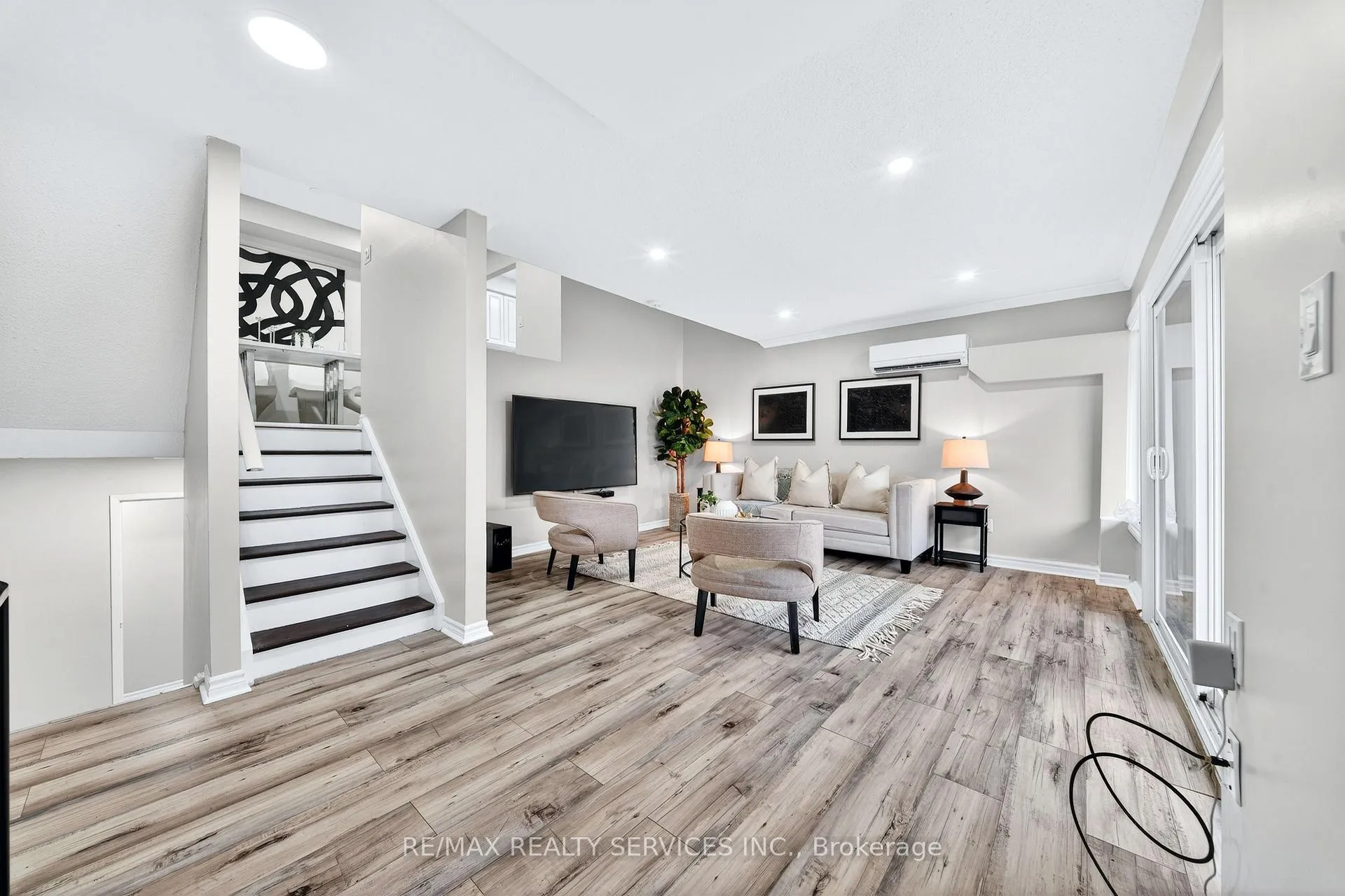 Photo 15 of 179 Milestone Crescent, Aurora, Aurora Village — HOMEH
