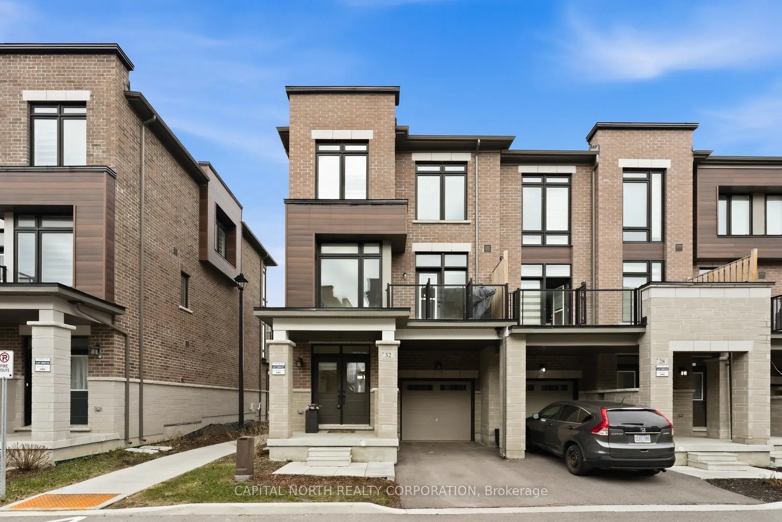 Photo 2 of 32 Holyrood Crescent, Vaughan, Kleinburg — HOMEH
