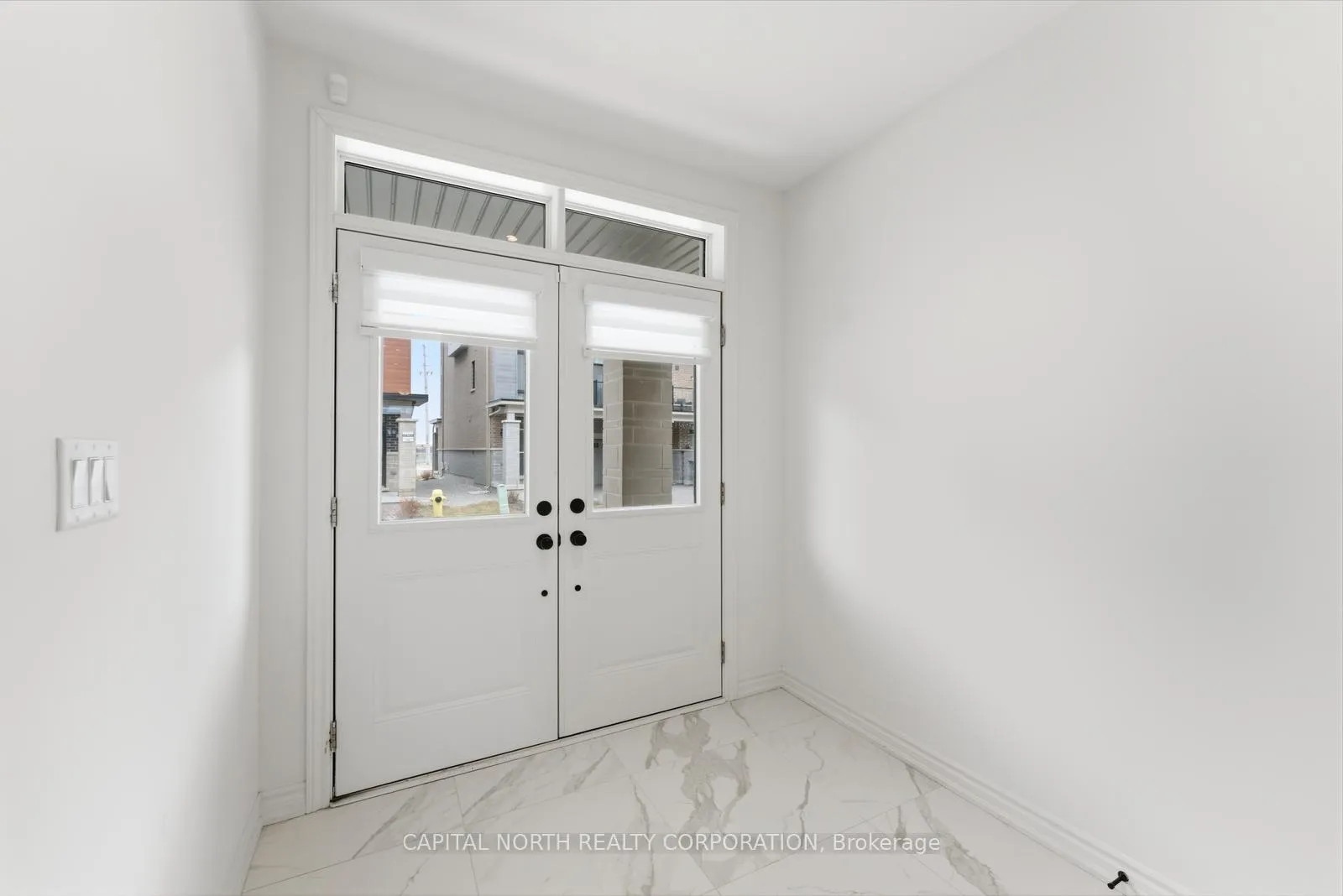 Photo 4 of 32 Holyrood Crescent, Vaughan, Kleinburg — HOMEH
