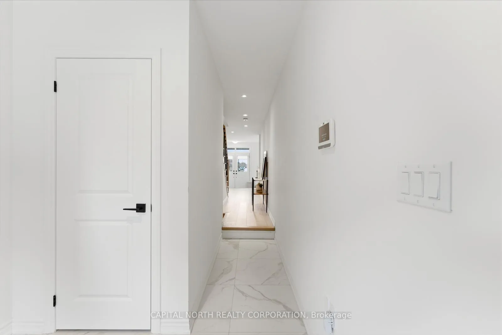 Photo 5 of 32 Holyrood Crescent, Vaughan, Kleinburg — HOMEH