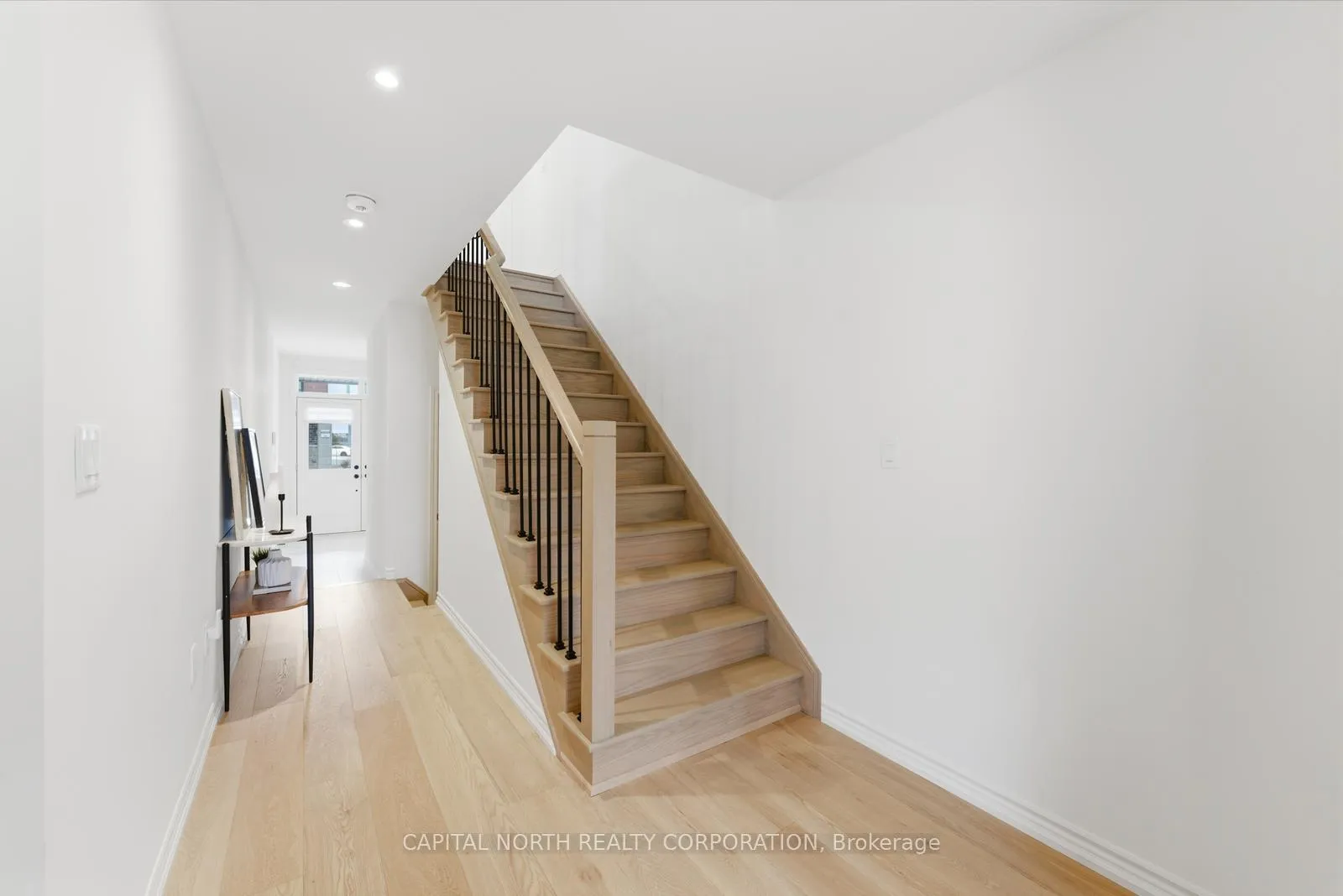 Photo 7 of 32 Holyrood Crescent, Vaughan, Kleinburg — HOMEH