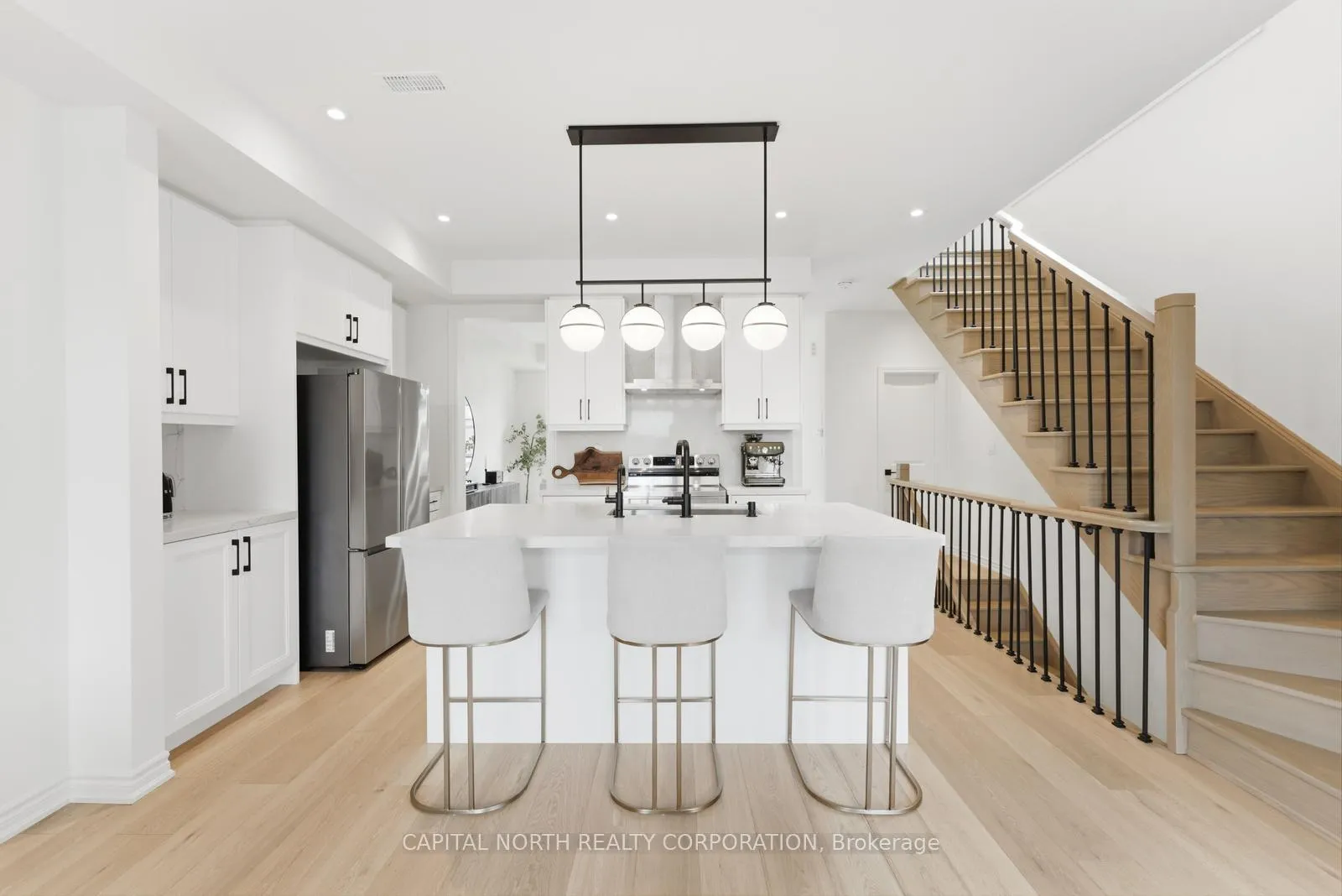 Photo 9 of 32 Holyrood Crescent, Vaughan, Kleinburg — HOMEH