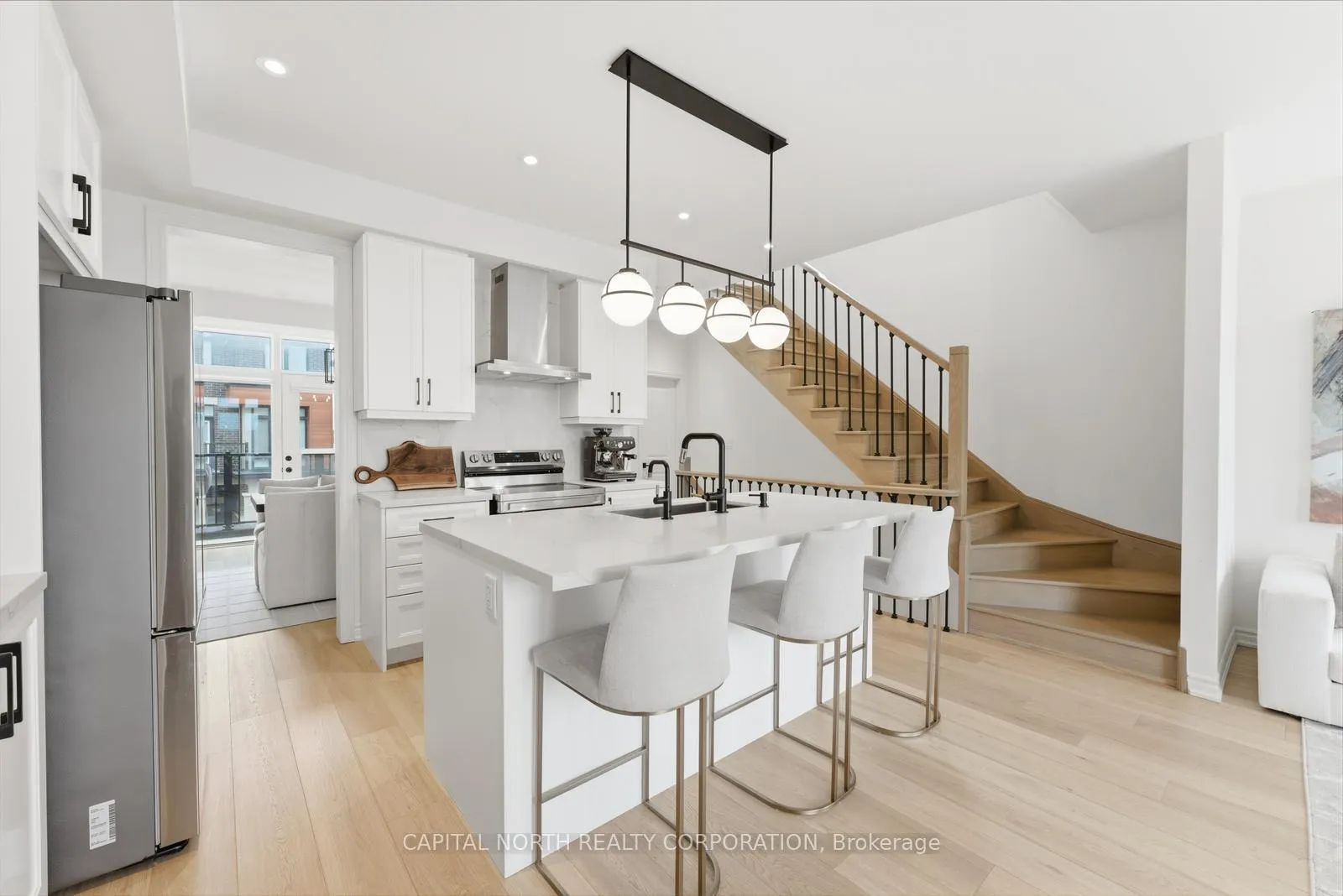 Photo 10 of 32 Holyrood Crescent, Vaughan, Kleinburg — HOMEH