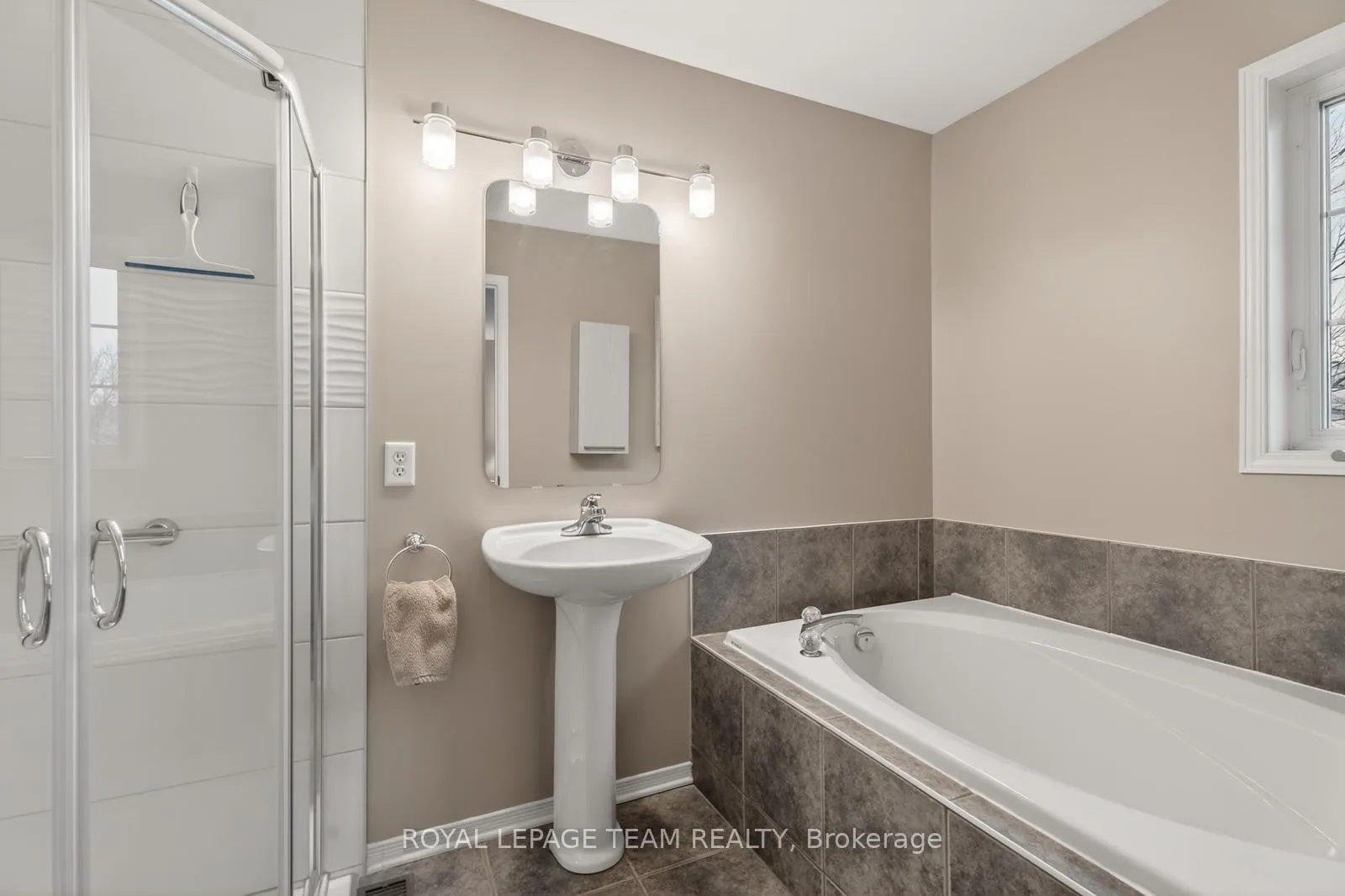 Photo 17 of 9 Borealis Crescent, Ottawa, Carson Meadows — HOMEH
