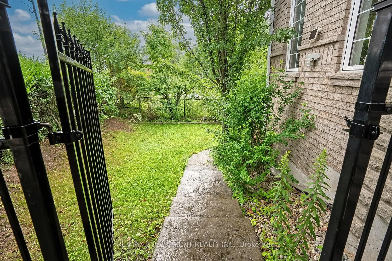 Photo 5 of Unit Lower, 5410 Duchess Court, Burlington, Orchard — HOMEH