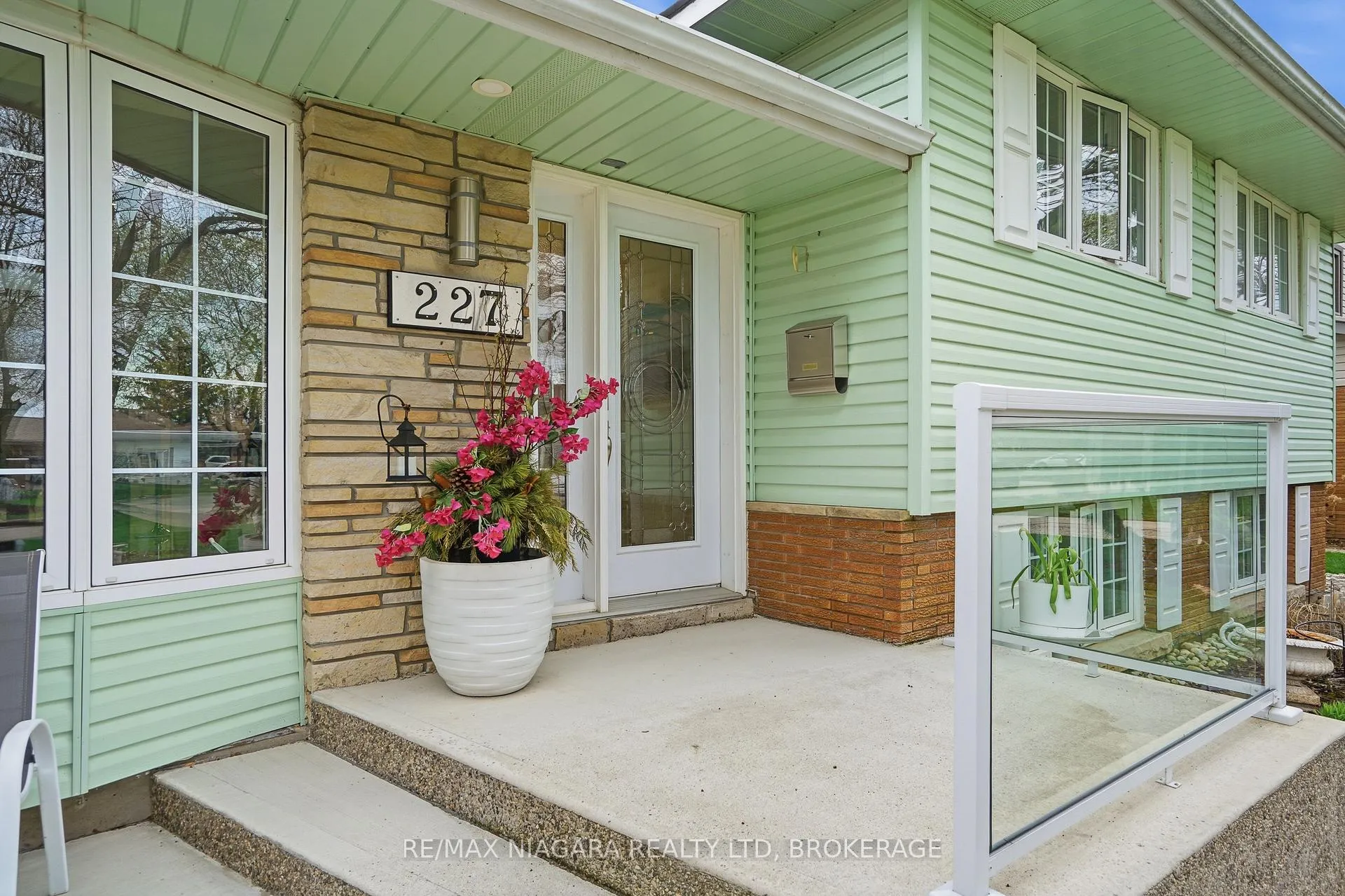 Photo 2 of 227 Riverview Boulevard, St. Catharines, Glendale/Glenridge — HOMEH