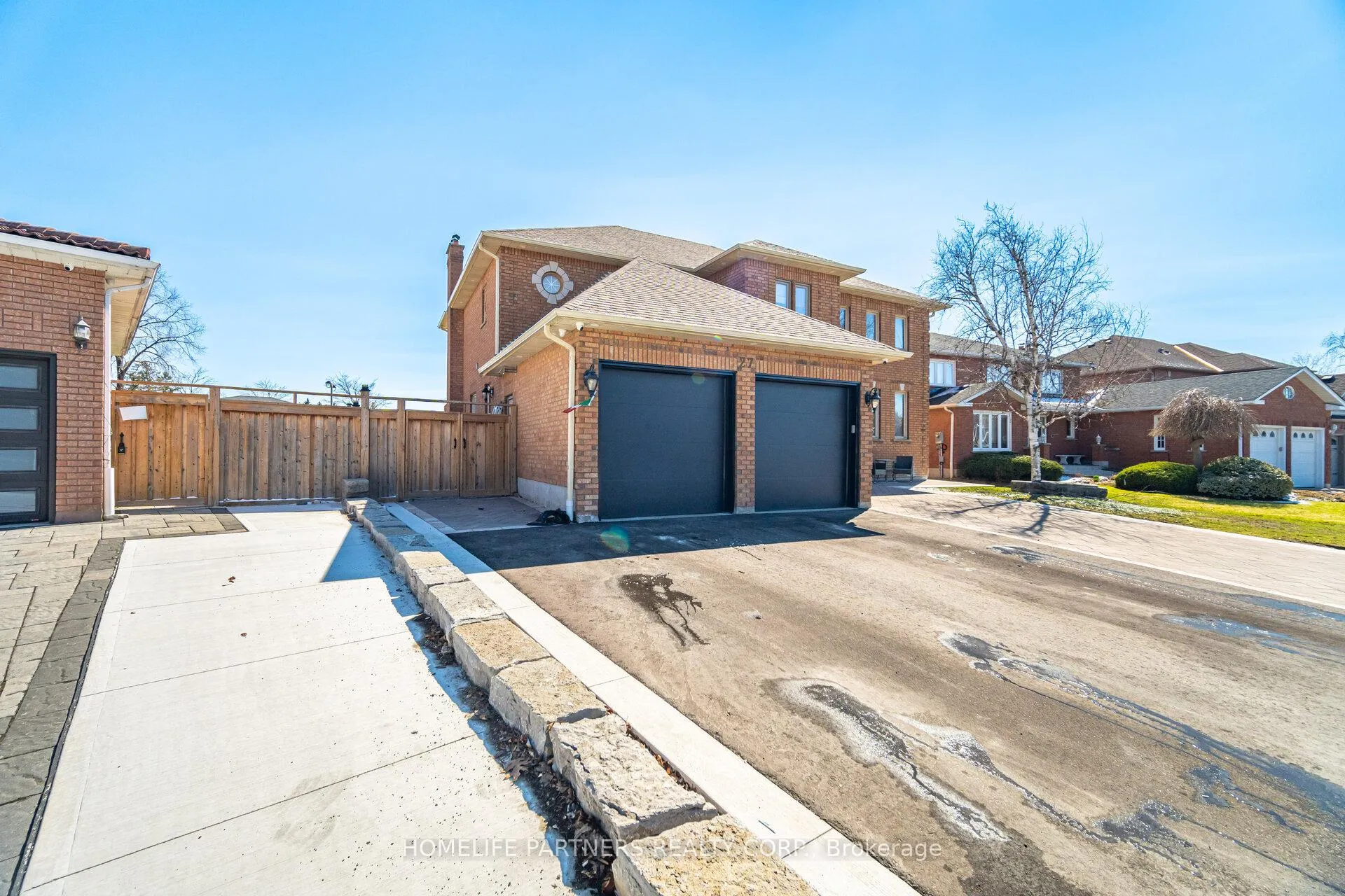 Photo 3 of 27 Marconi Avenue, Vaughan, East Woodbridge — HOMEH
