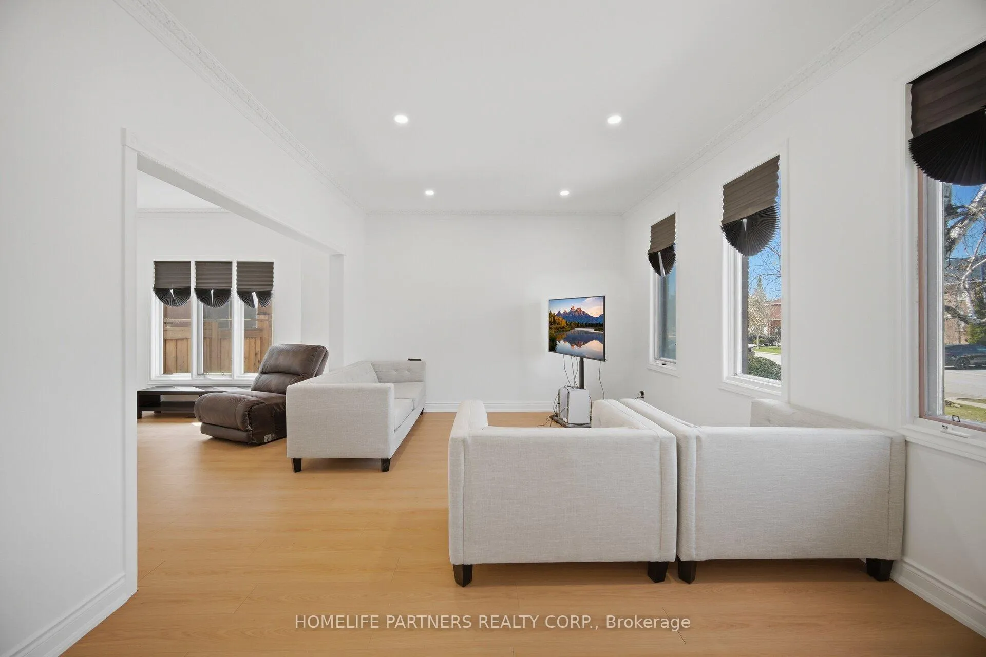 Photo 7 of 27 Marconi Avenue, Vaughan, East Woodbridge — HOMEH