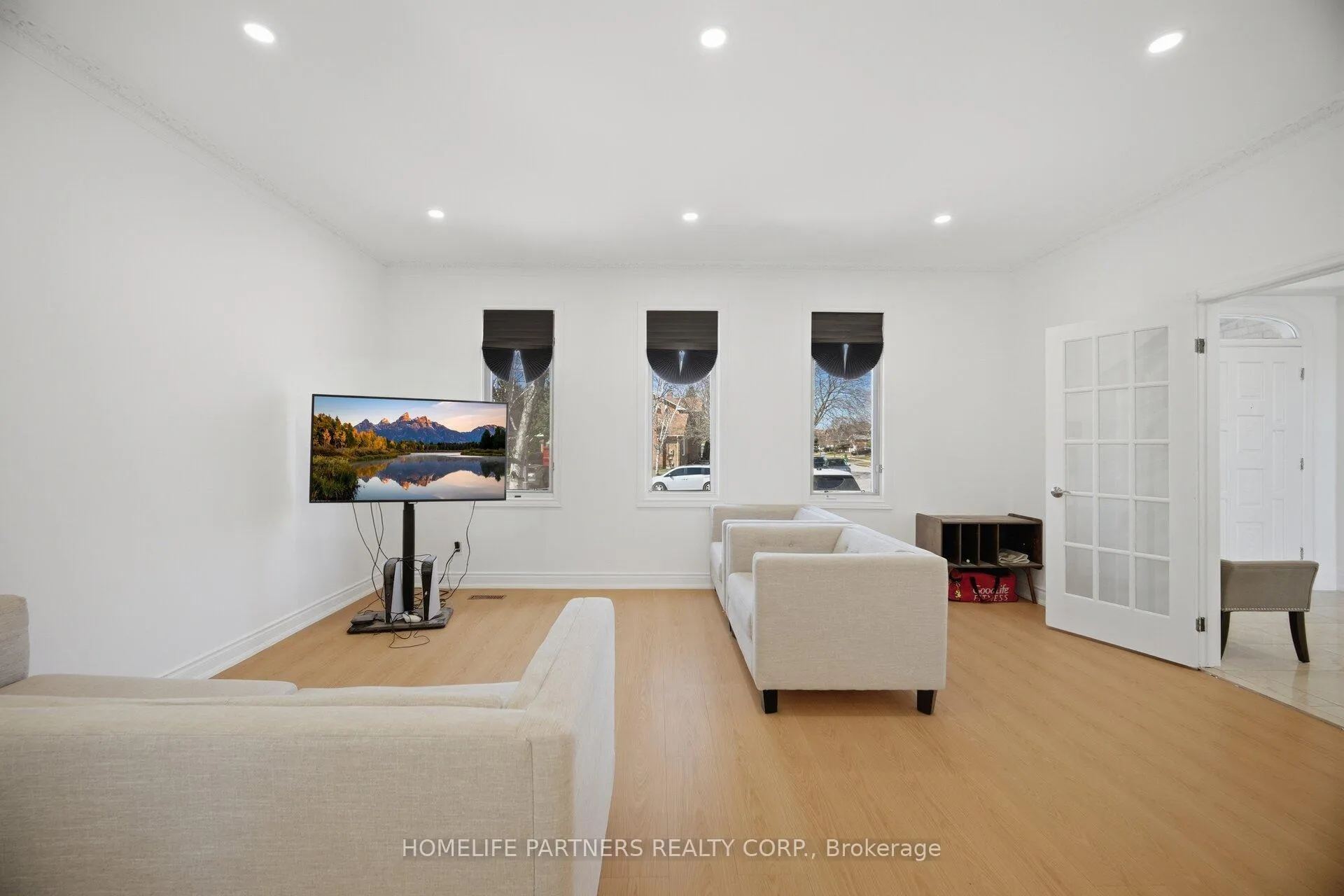 Photo 8 of 27 Marconi Avenue, Vaughan, East Woodbridge — HOMEH