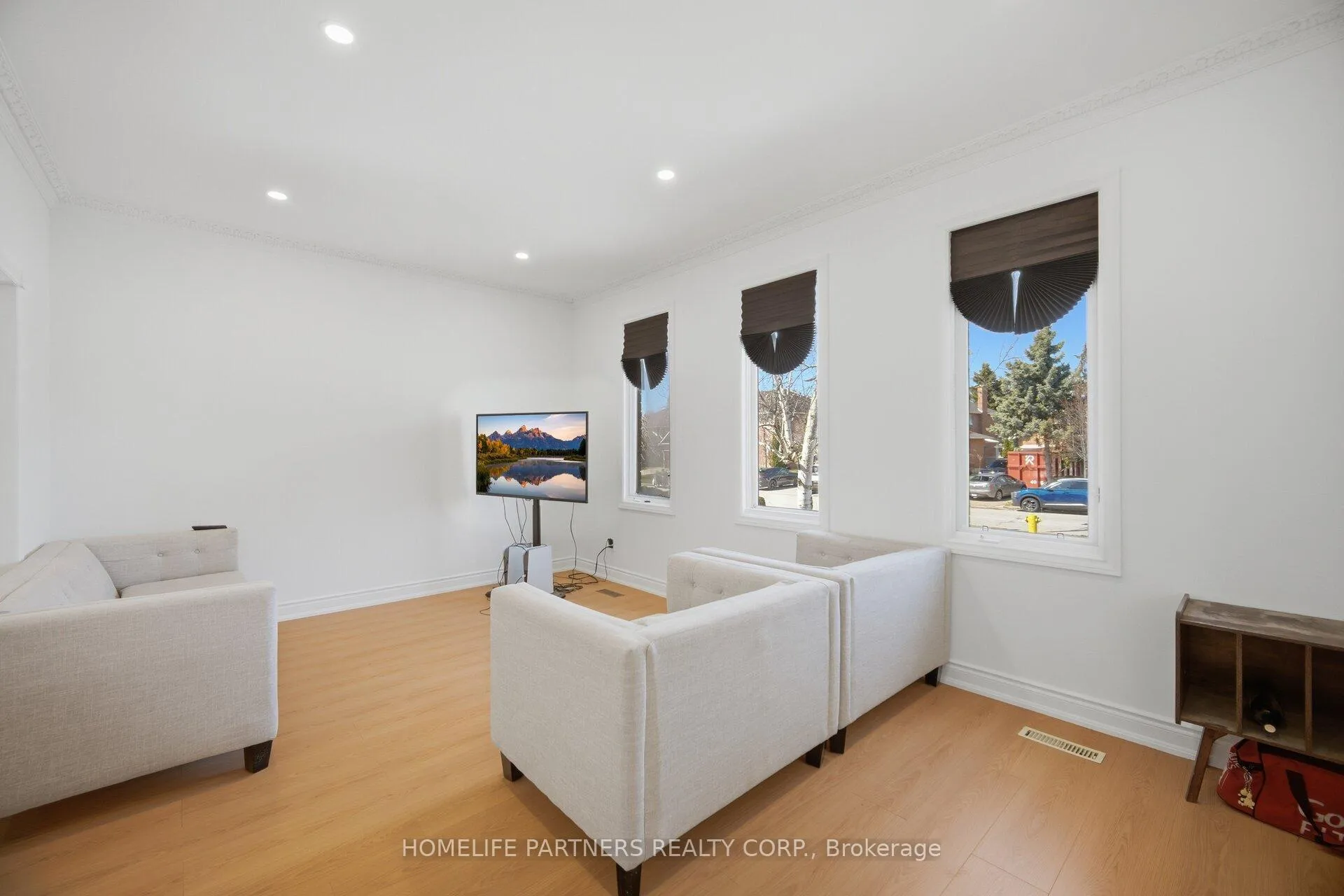 Photo 9 of 27 Marconi Avenue, Vaughan, East Woodbridge — HOMEH