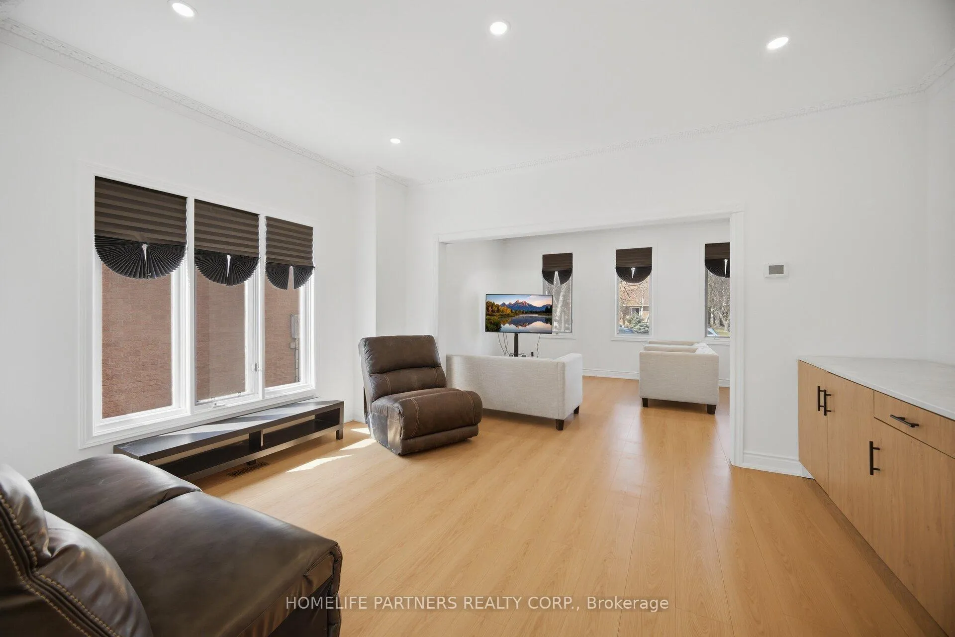 Photo 11 of 27 Marconi Avenue, Vaughan, East Woodbridge — HOMEH