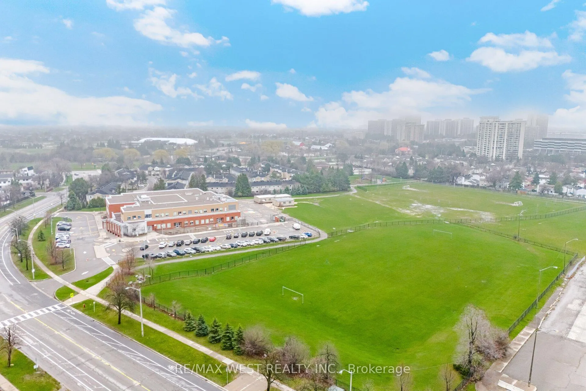 Photo 48 of 6 Hillpark Trail S, Brampton, Central Park — HOMEH