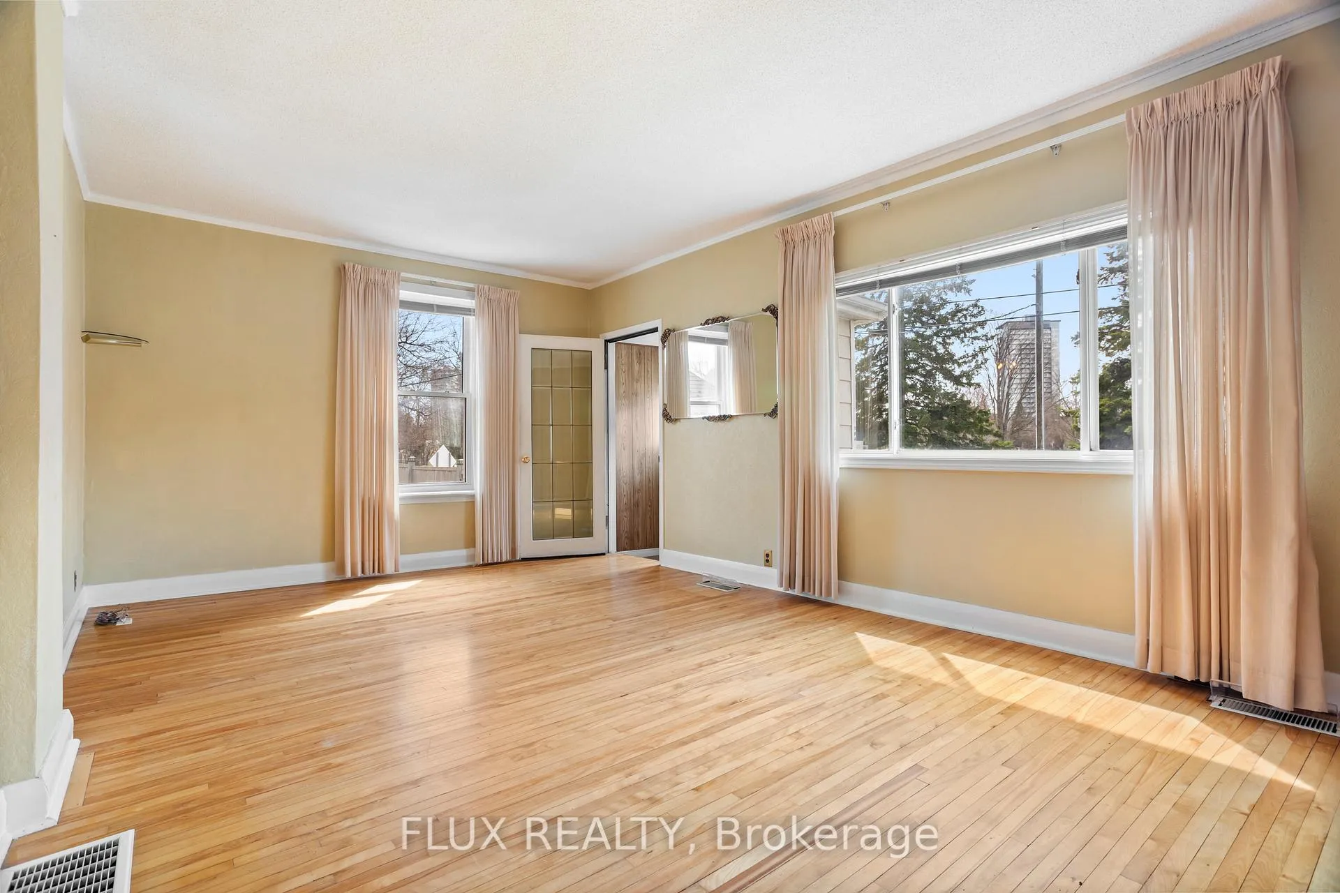 Photo 9 of 194 Moore Avenue S, Waterloo — HOMEH