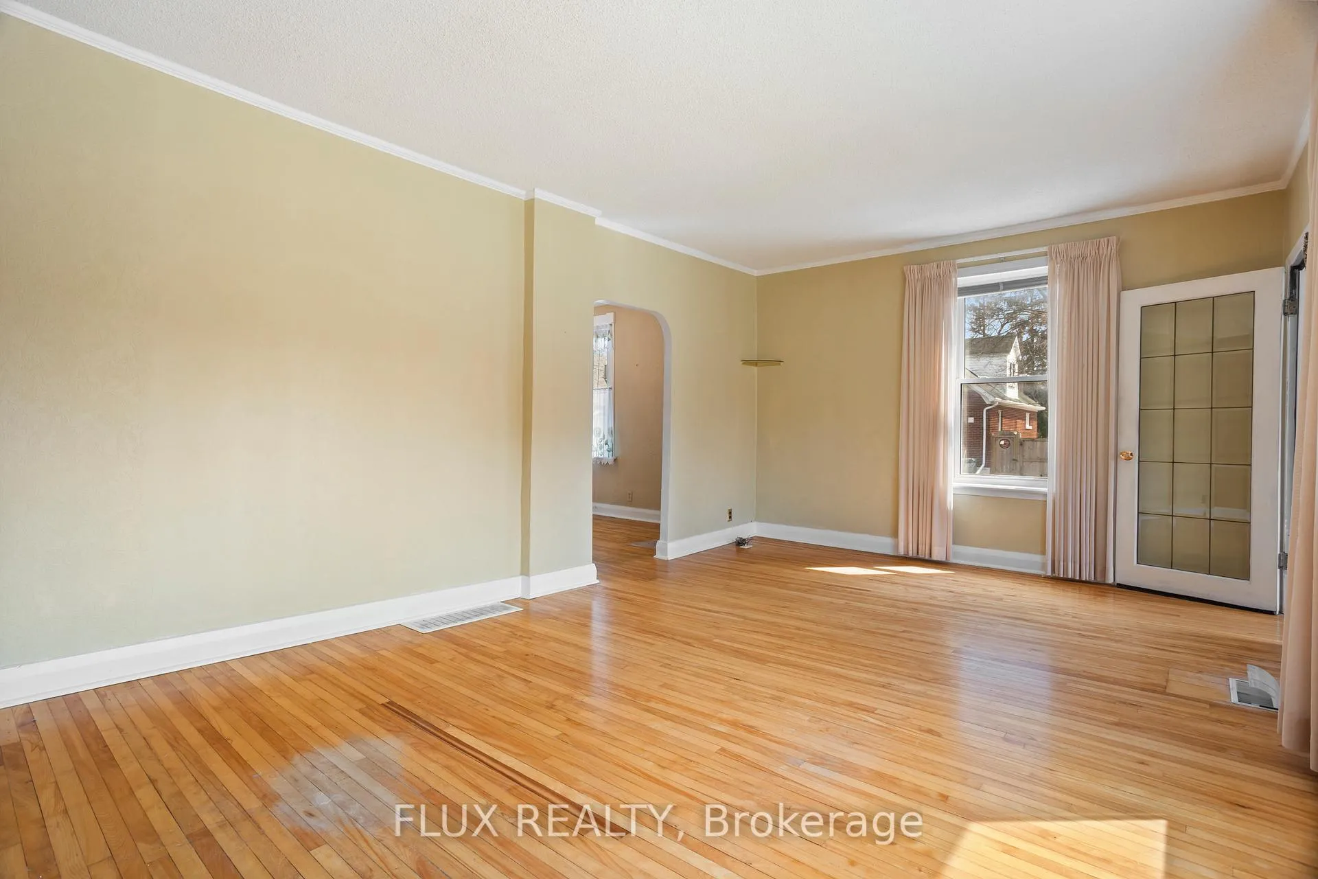 Photo 11 of 194 Moore Avenue S, Waterloo — HOMEH