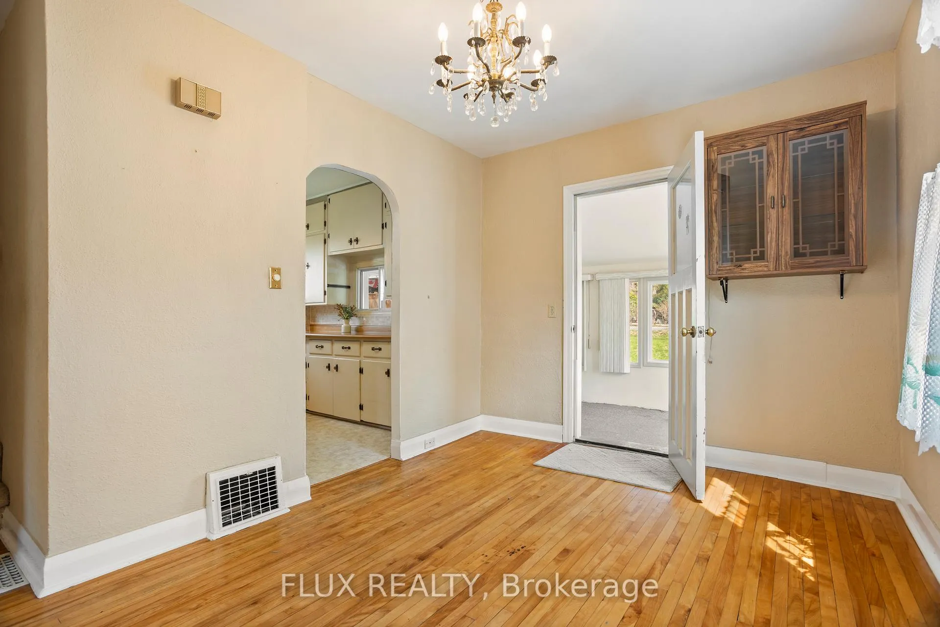 Photo 12 of 194 Moore Avenue S, Waterloo — HOMEH