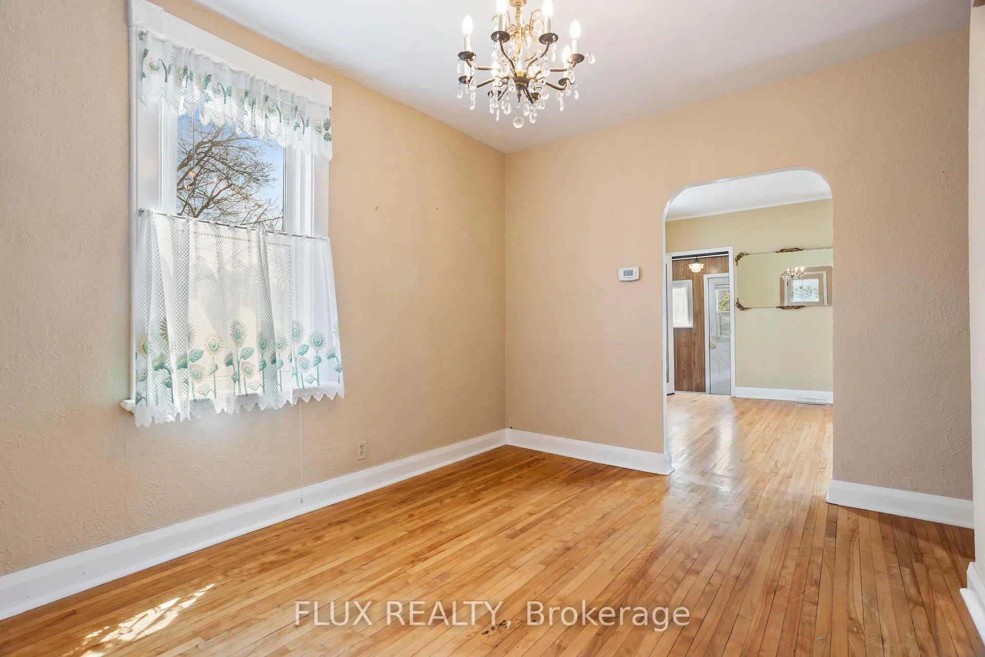Photo 13 of 194 Moore Avenue S, Waterloo — HOMEH