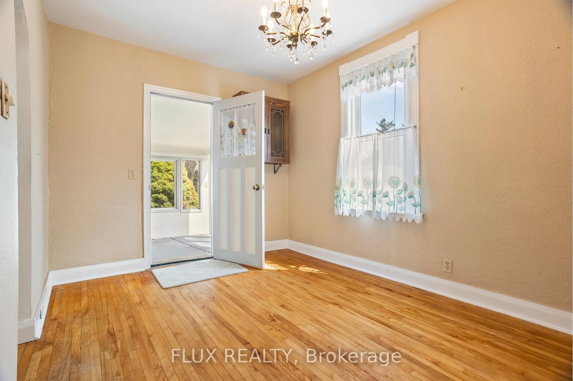 Photo 14 of 194 Moore Avenue S, Waterloo — HOMEH