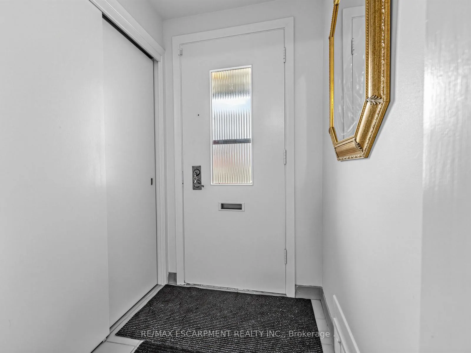 Photo 3 of 33 Mill Street S, Brampton, Downtown Brampton — HOMEH